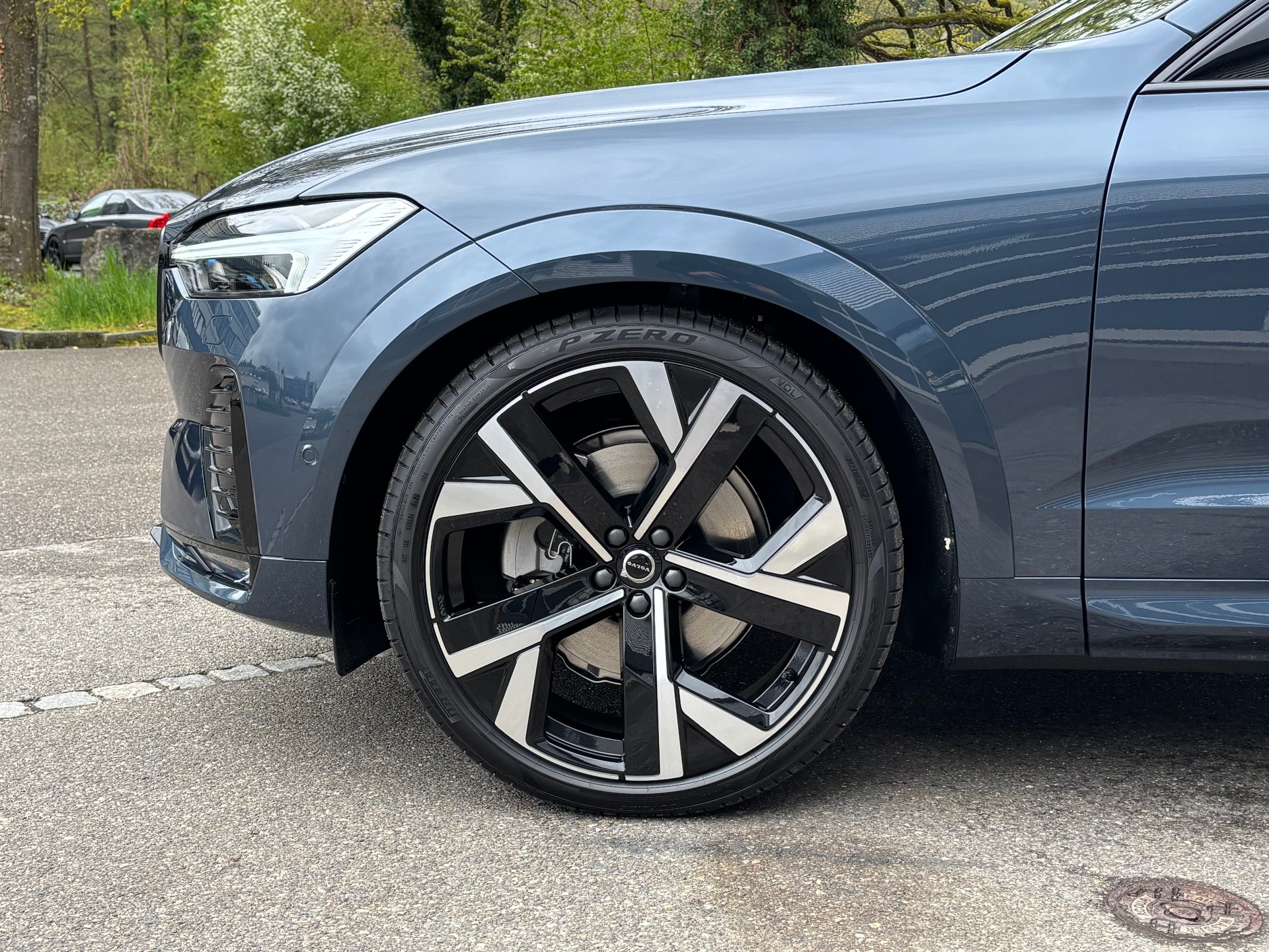 VOLVO XC60 2.0 B5 MH Black Edition AWD-image-1