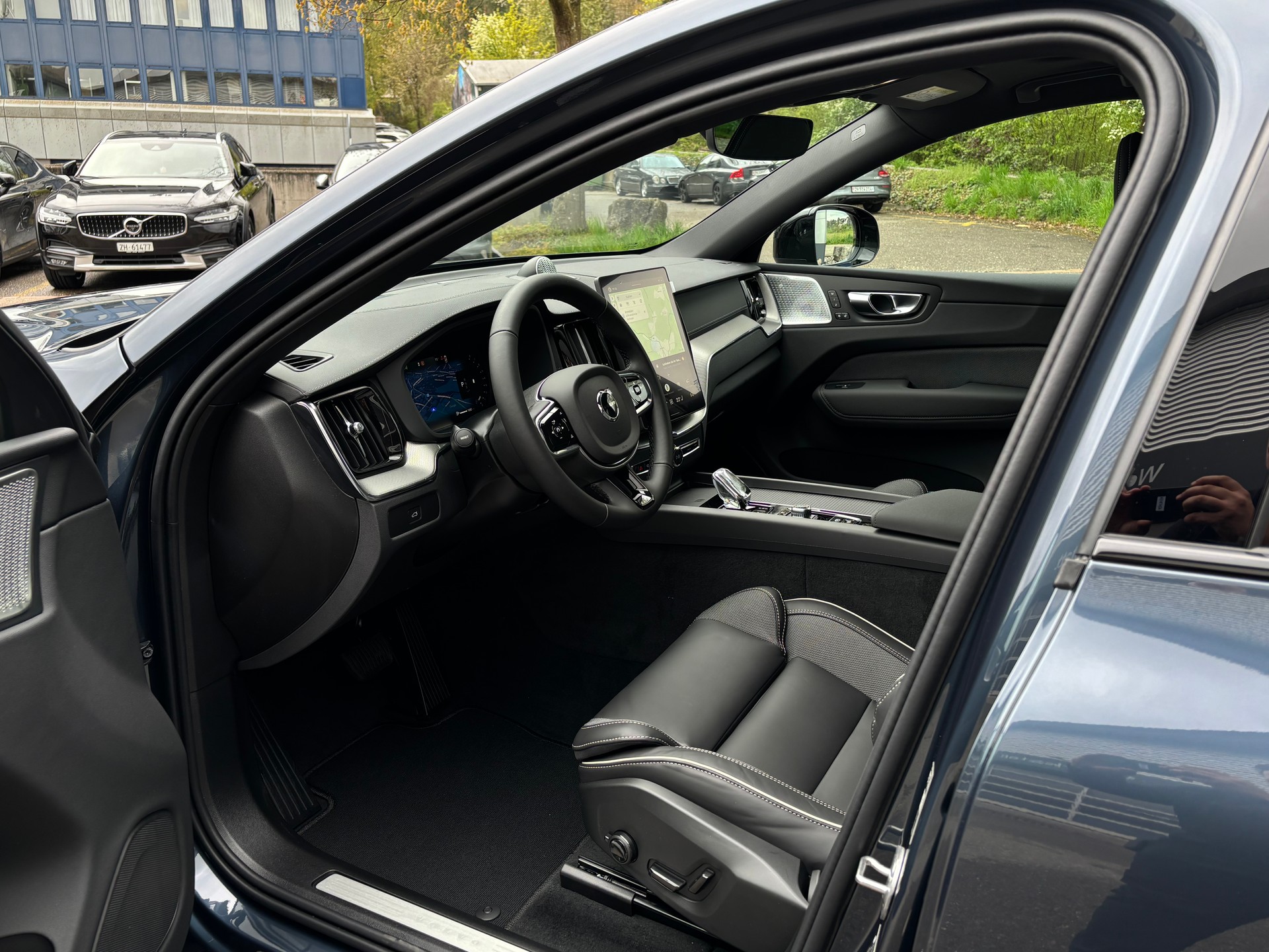 VOLVO XC60 2.0 B5 MH Black Edition AWD-image-2