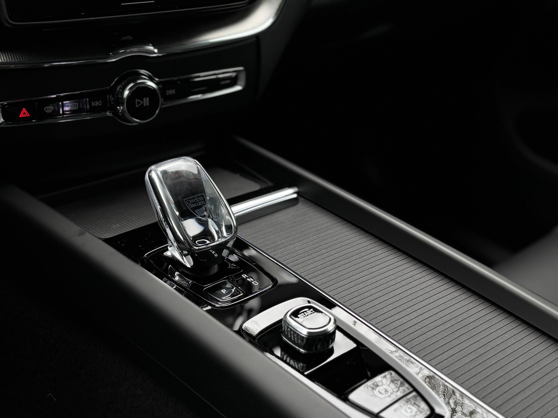 VOLVO XC60 2.0 B5 MH Black Edition AWD-image-14