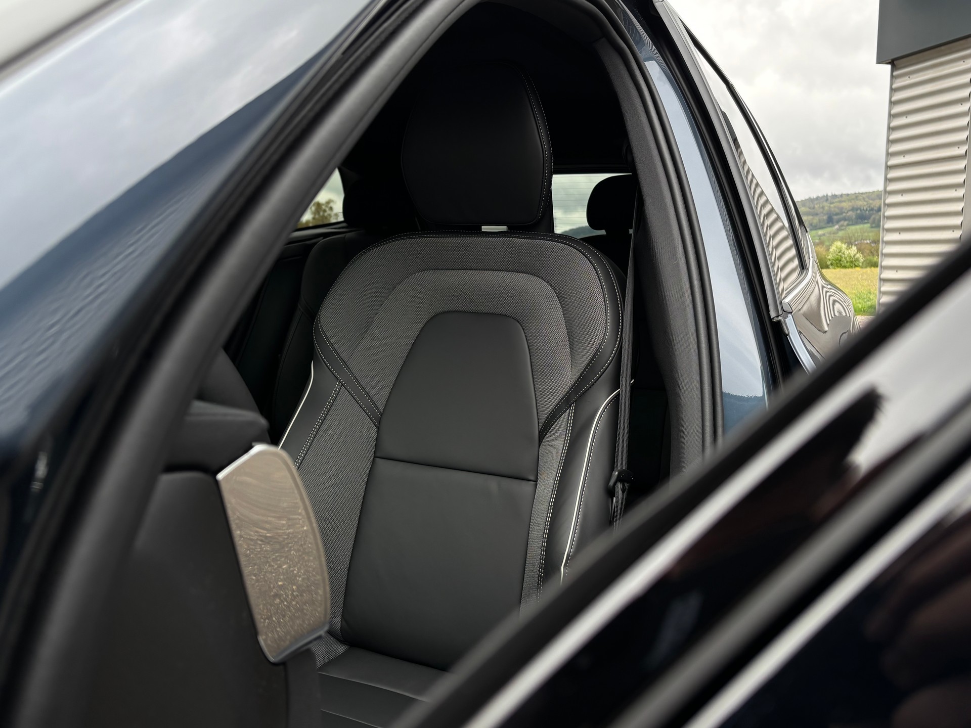 VOLVO XC60 2.0 B5 MH Black Edition AWD-image-3