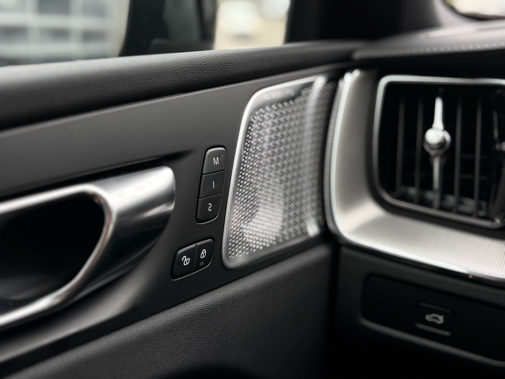 VOLVO XC60 2.0 B5 MH Black Edition AWD-image-19