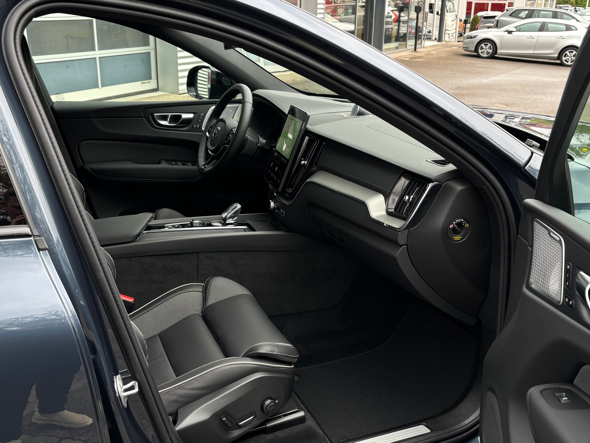 VOLVO XC60 2.0 B5 MH Black Edition AWD-image-6