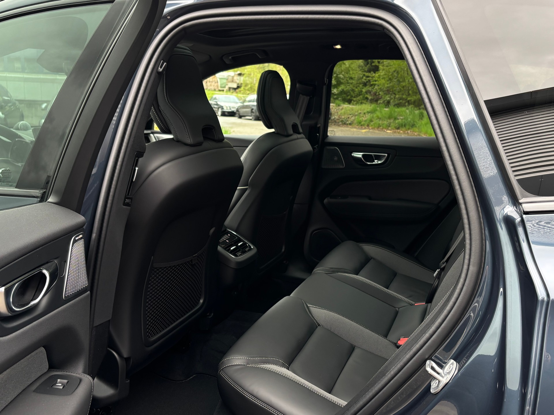 VOLVO XC60 2.0 B5 MH Black Edition AWD-image-11