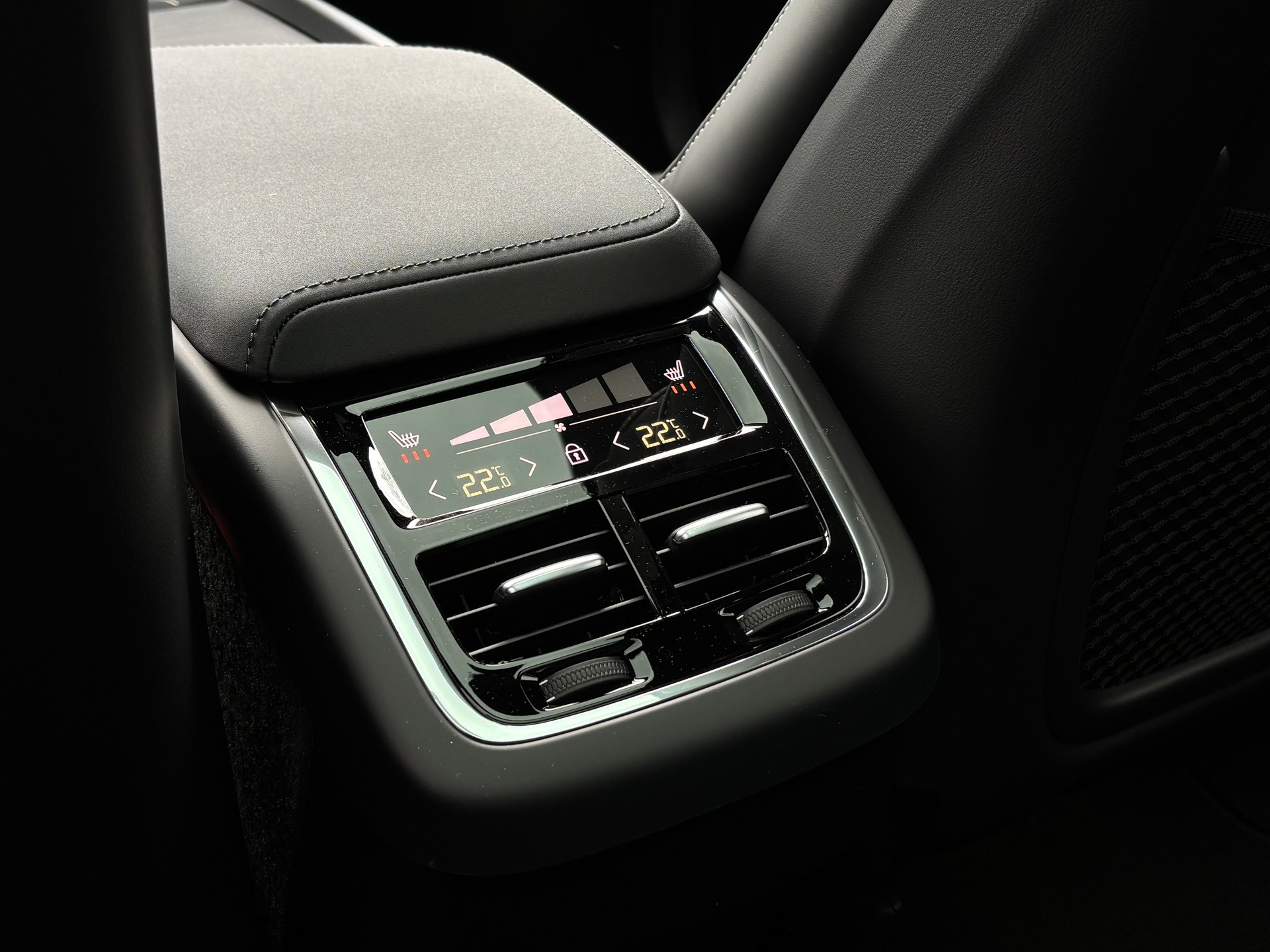 VOLVO XC60 2.0 B5 MH Black Edition AWD-image-16