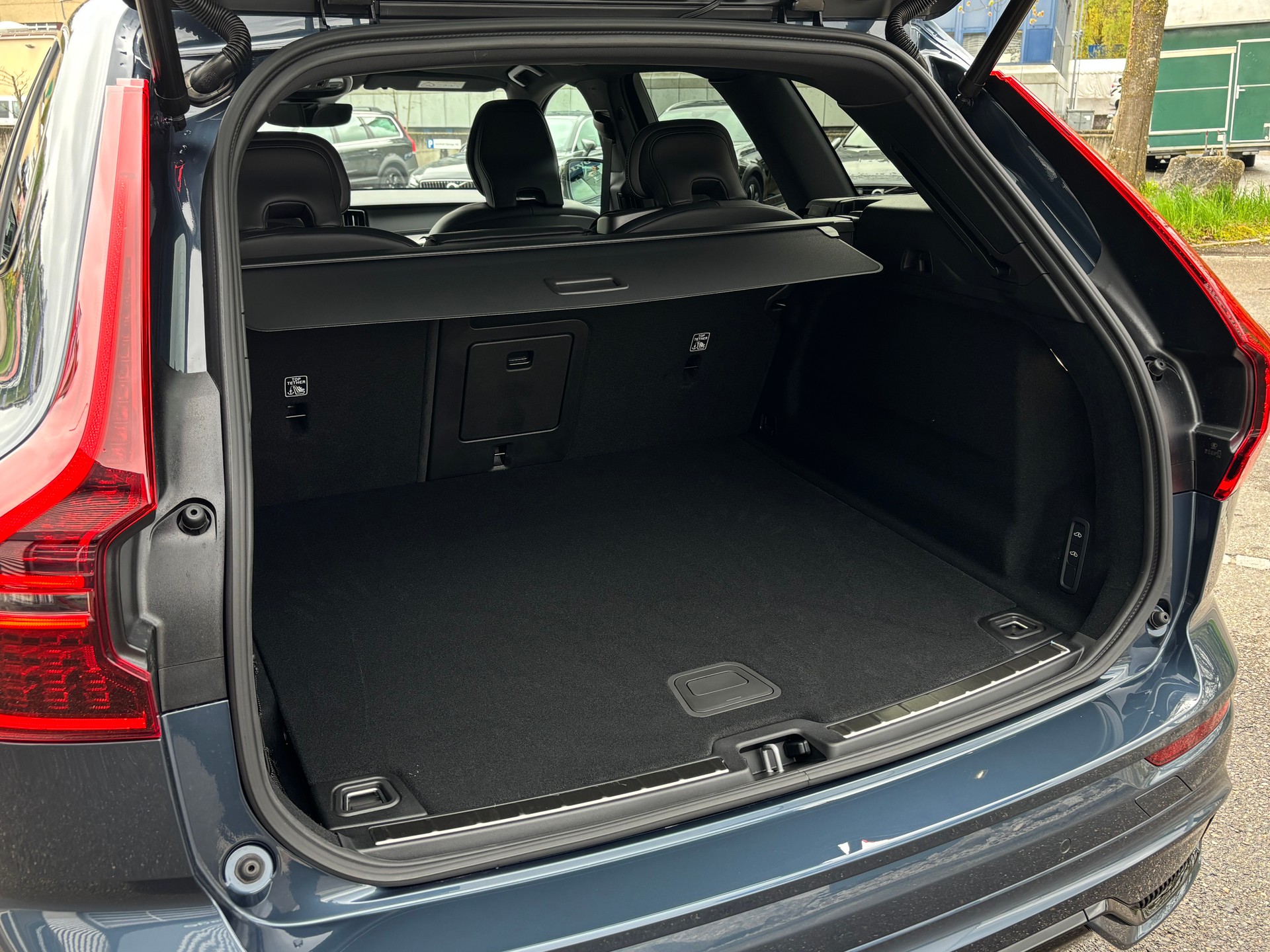 VOLVO XC60 2.0 B5 MH Black Edition AWD-image-9