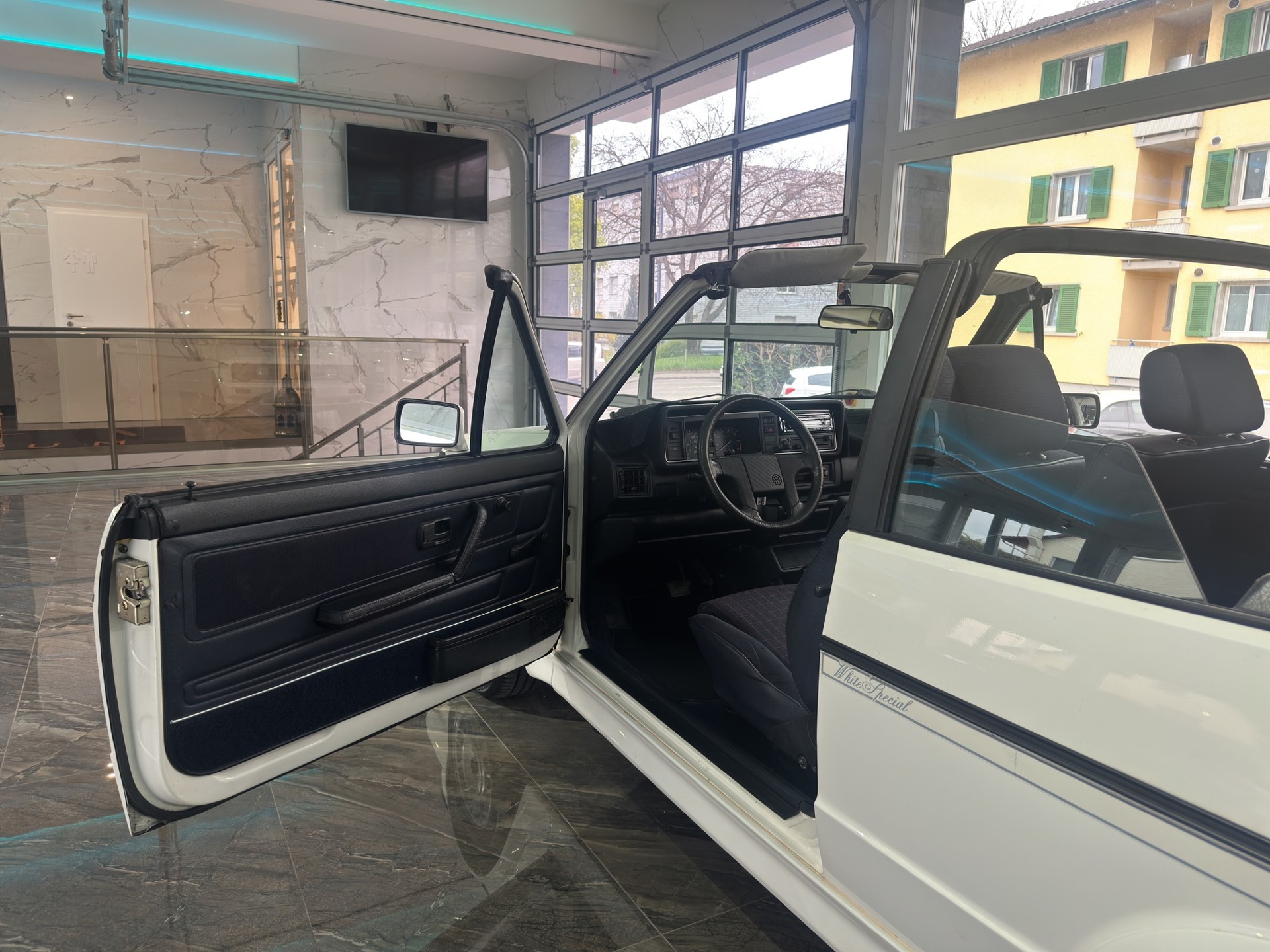 VW Golf Cabrio Special White Edition-image-26