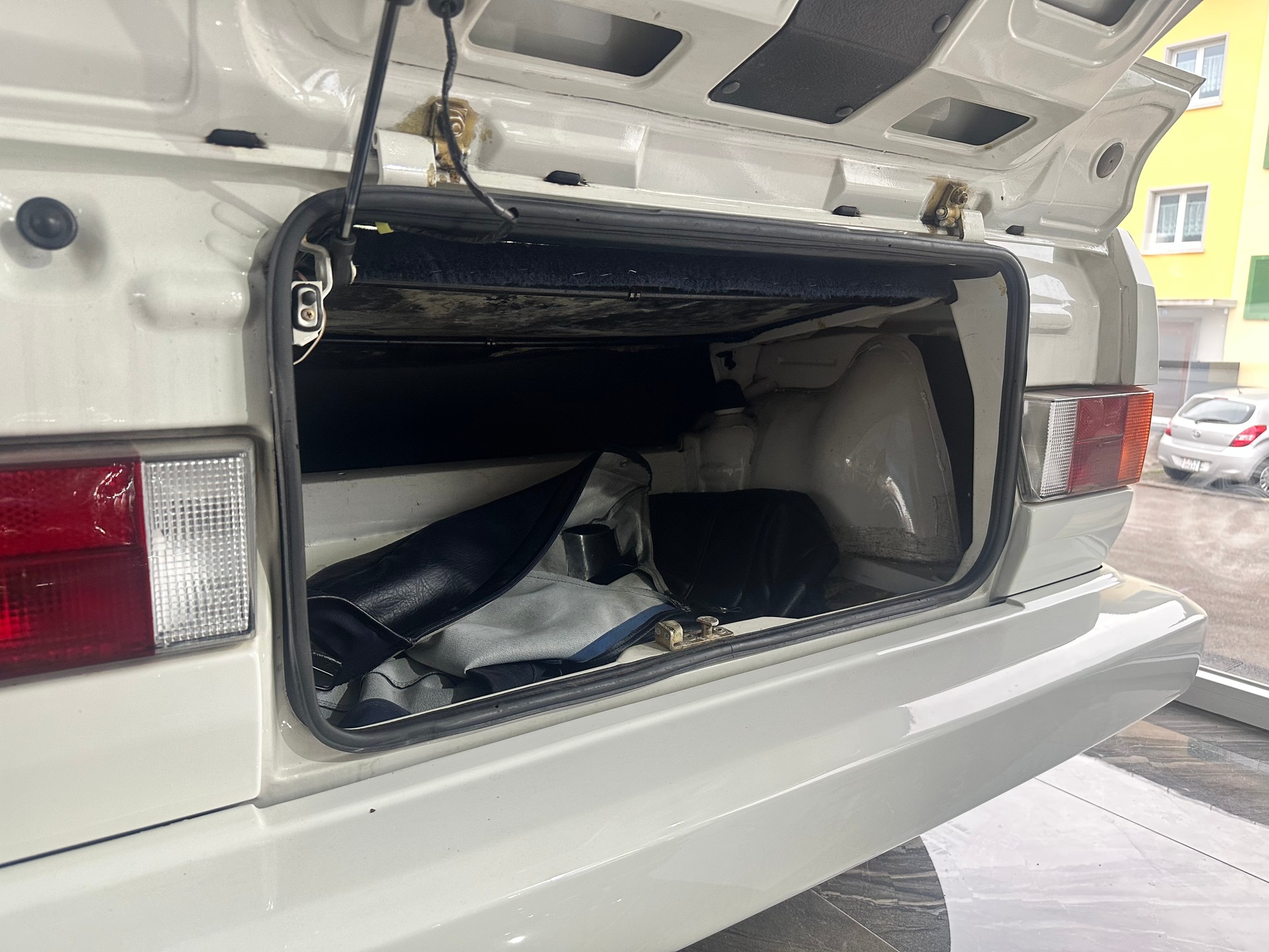 VW Golf Cabrio Special White Edition-image-13