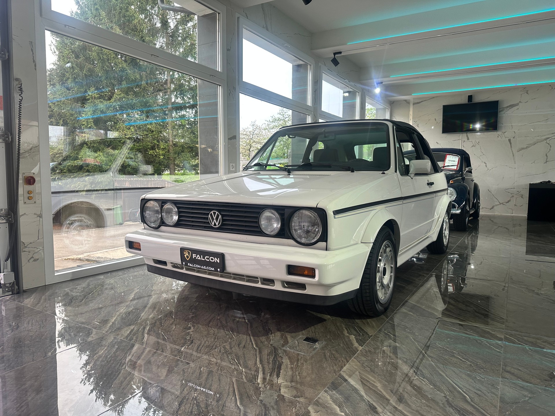 VW Golf Cabrio Special White Edition-image-17
