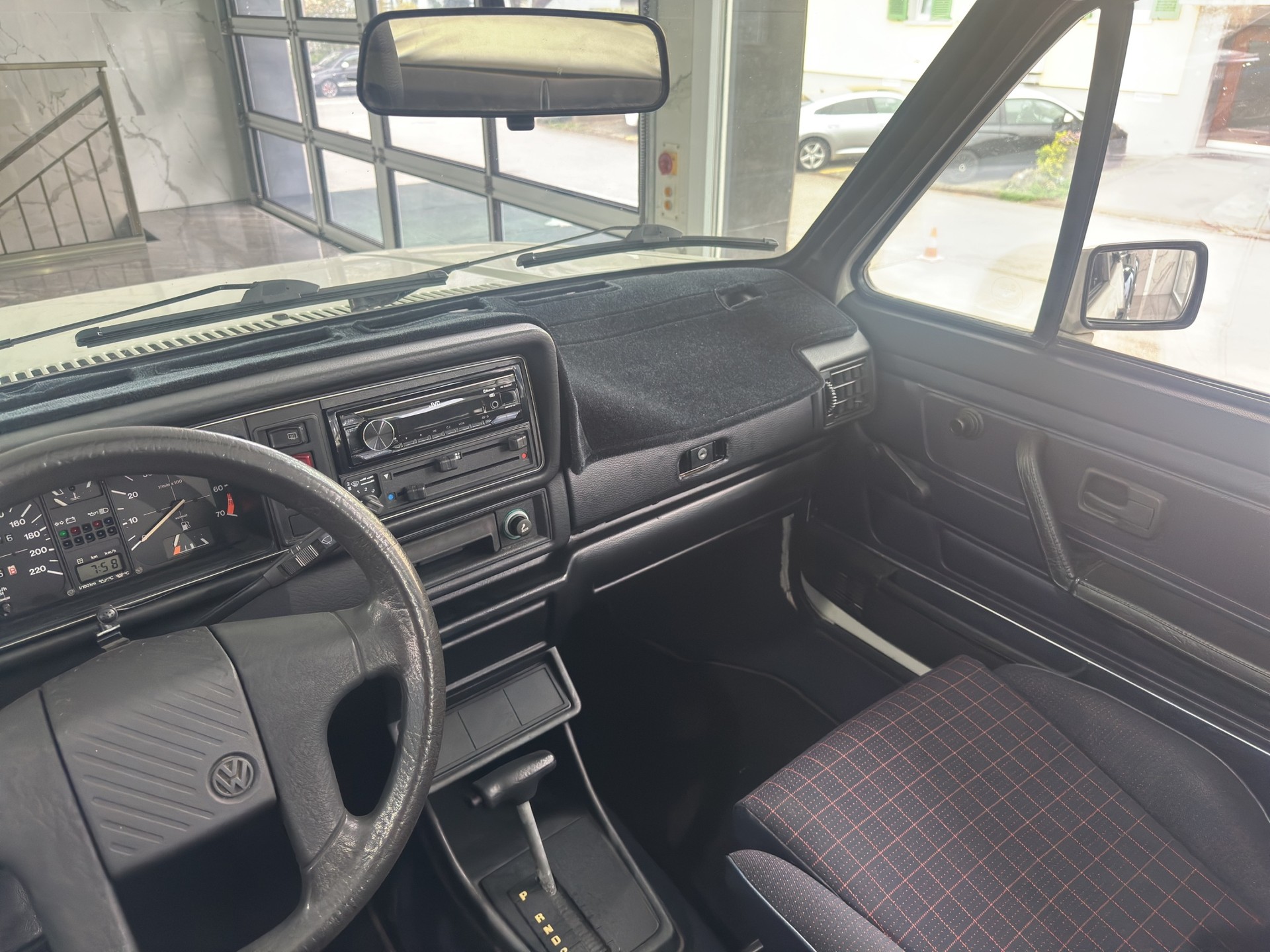 VW Golf Cabrio Special White Edition-image-33
