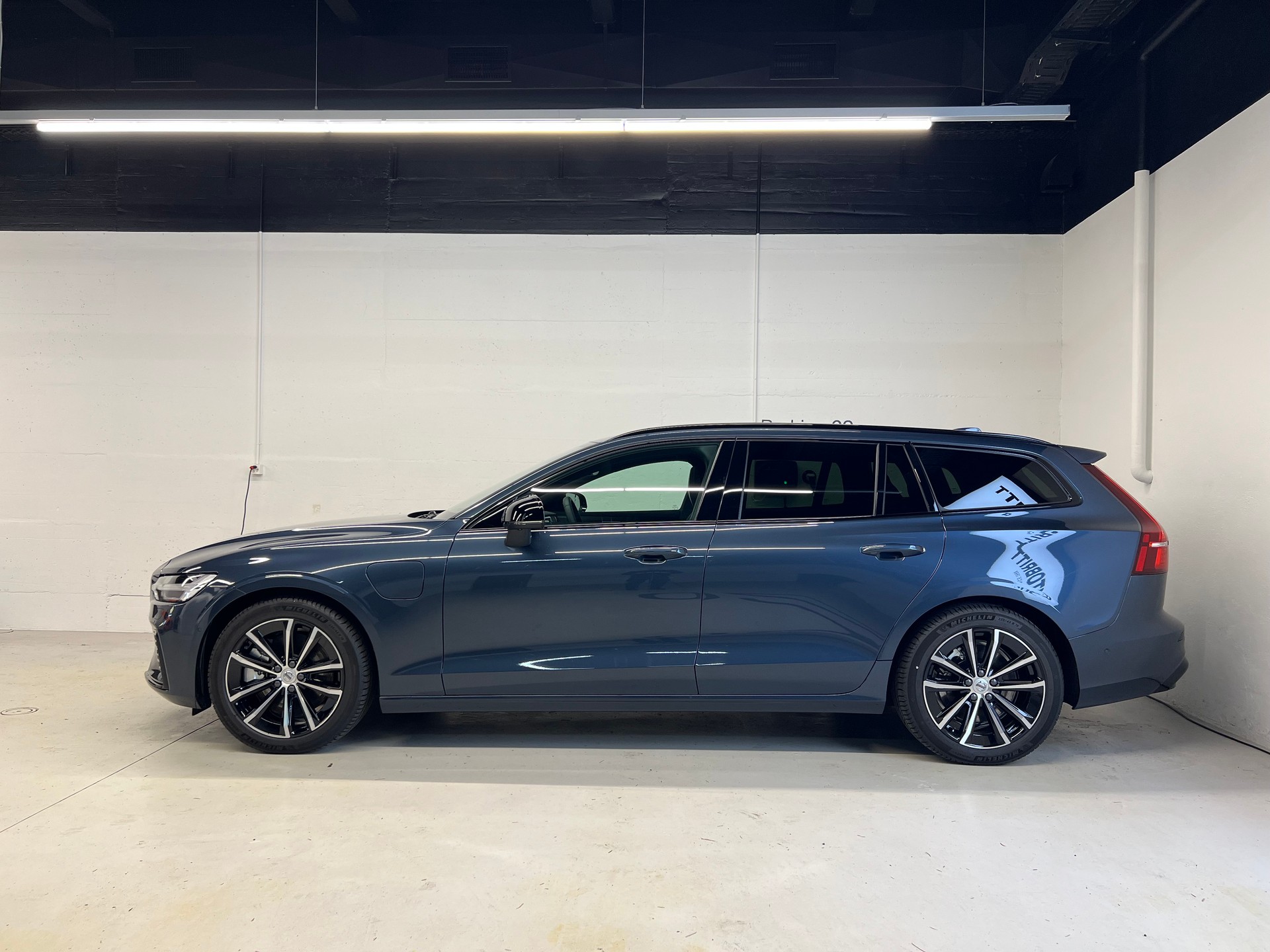 VOLVO V60 2.0 T6 TE Ultra Dark eAWD-showroom-element-2