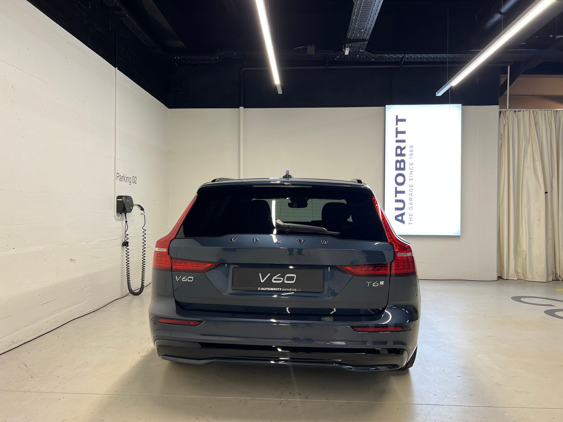 VOLVO V60 2.0 T6 TE Ultra Dark eAWD-showroom-element-3