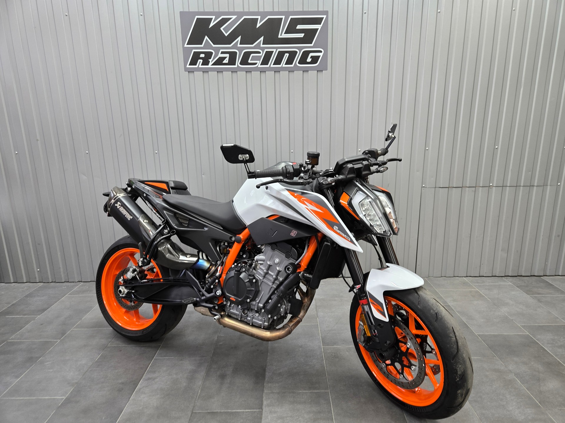 KTM 890 Duke R-showroom-element-1