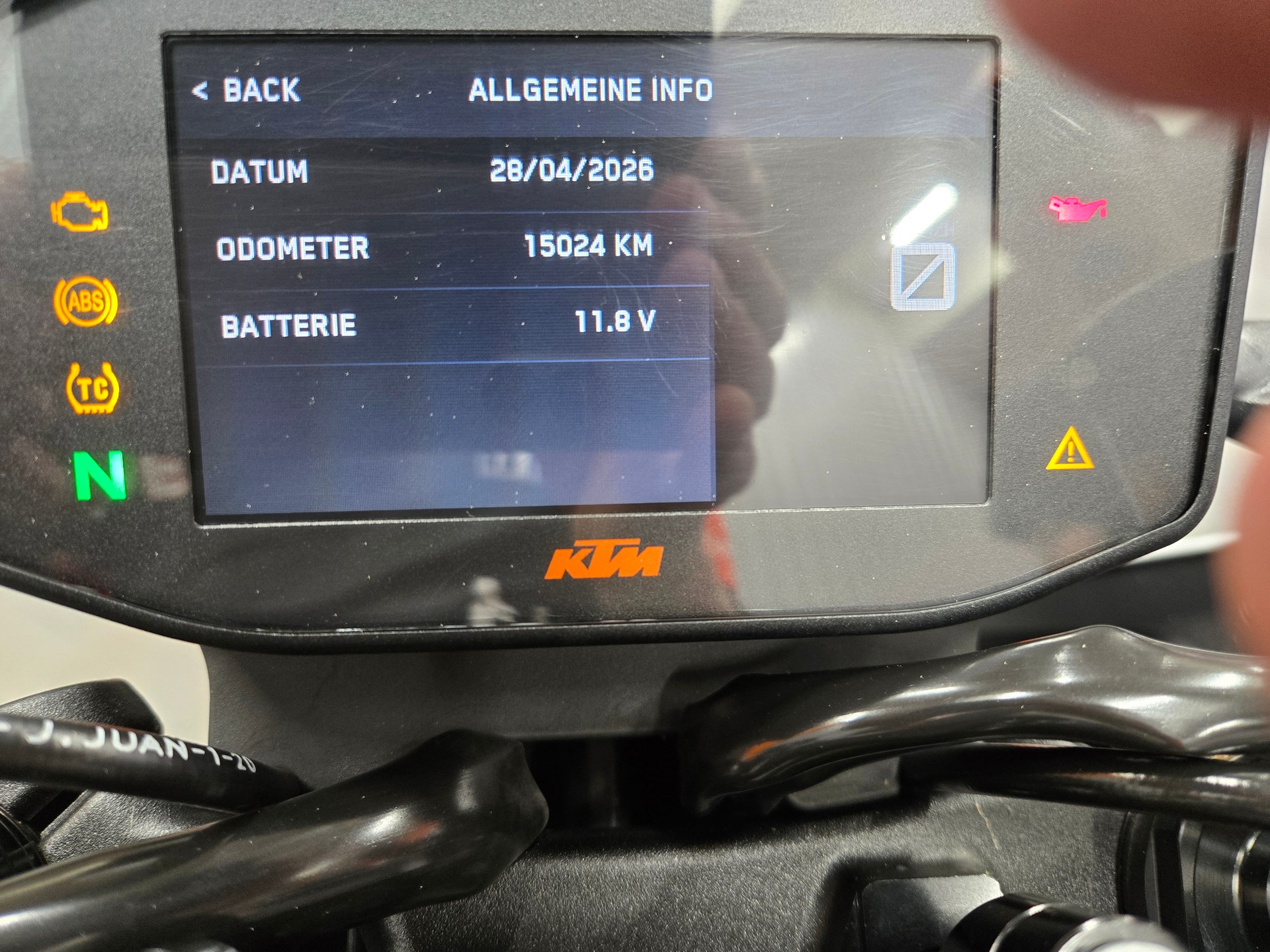 KTM 890 Duke R-showroom-element-2