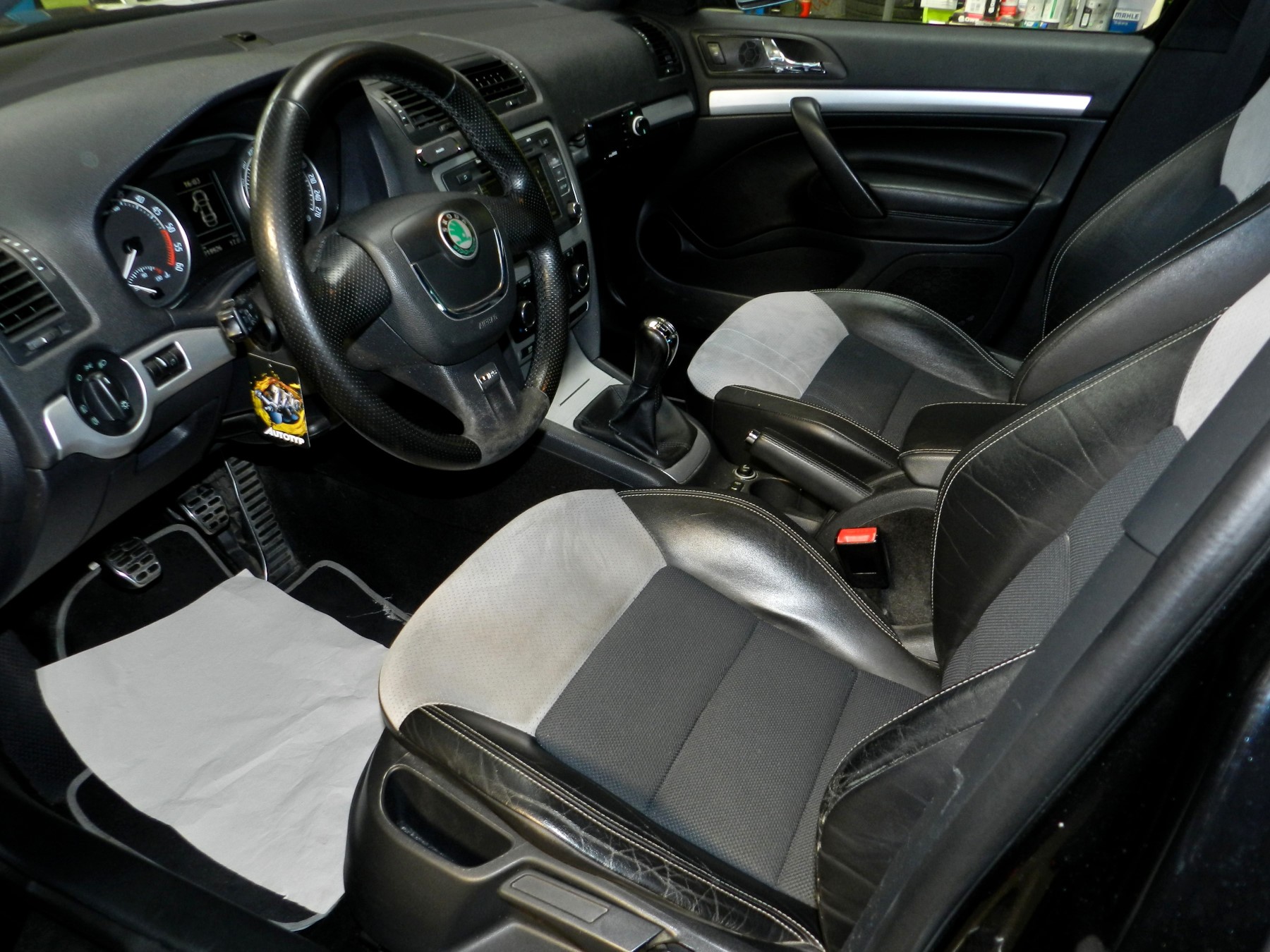 SKODA Octavia Combi 2.0 TDI RS-image-12
