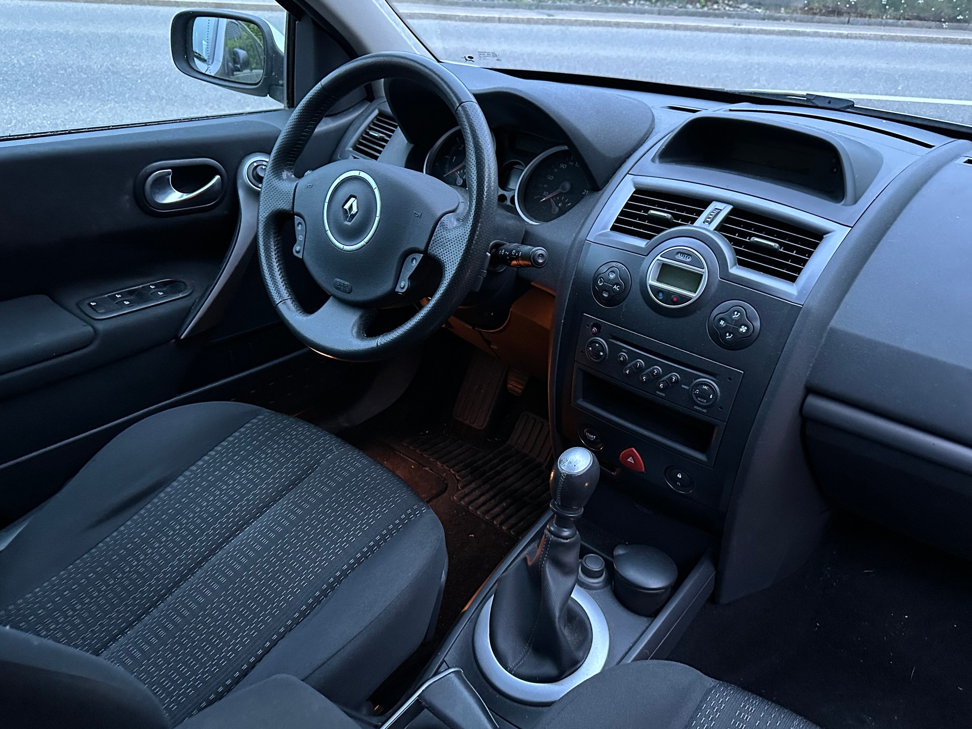 RENAULT Mégane 2.0 16V Dynamique-image-8