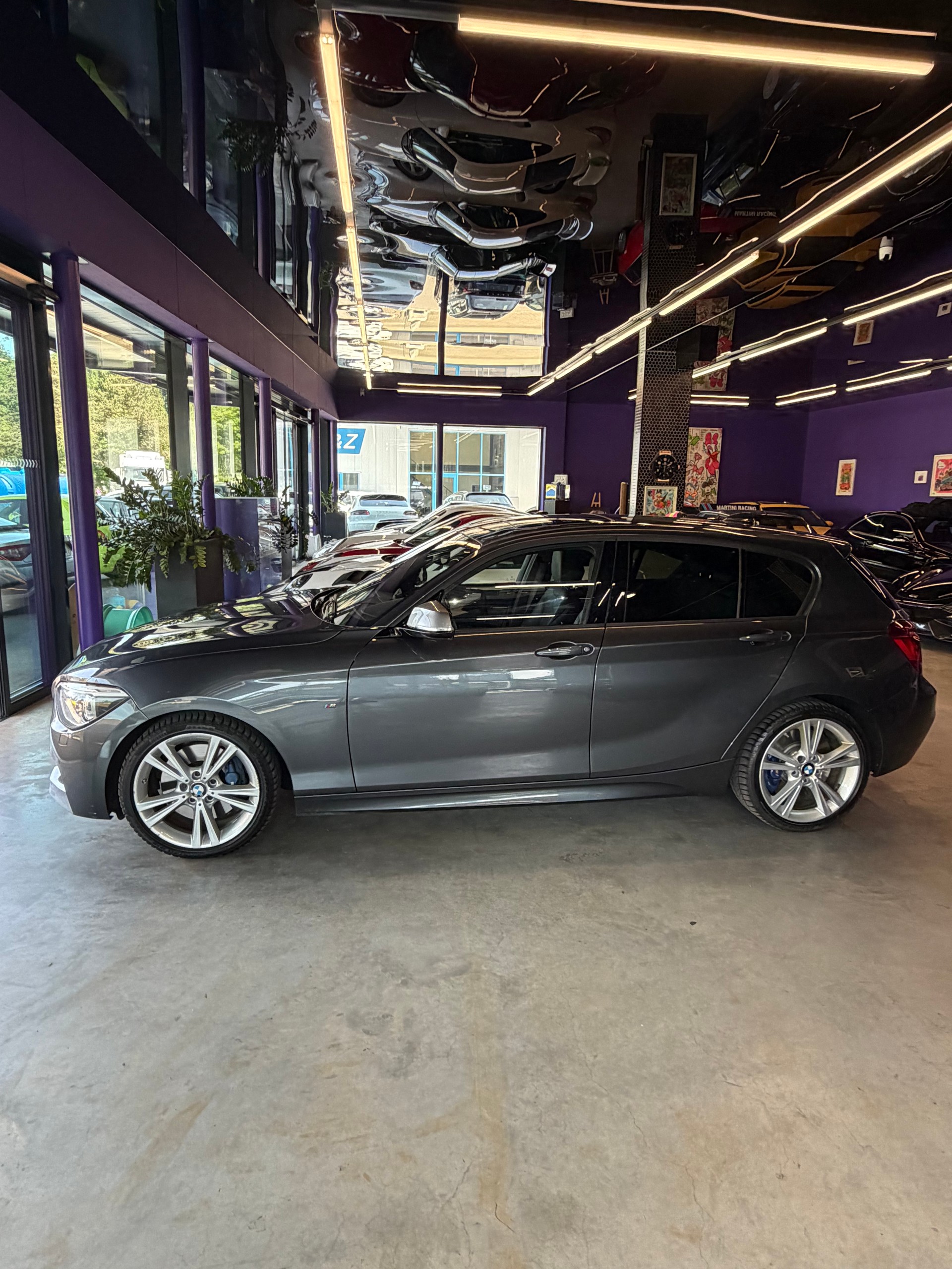 BMW M135i xDrive Steptronic-showroom-element-1