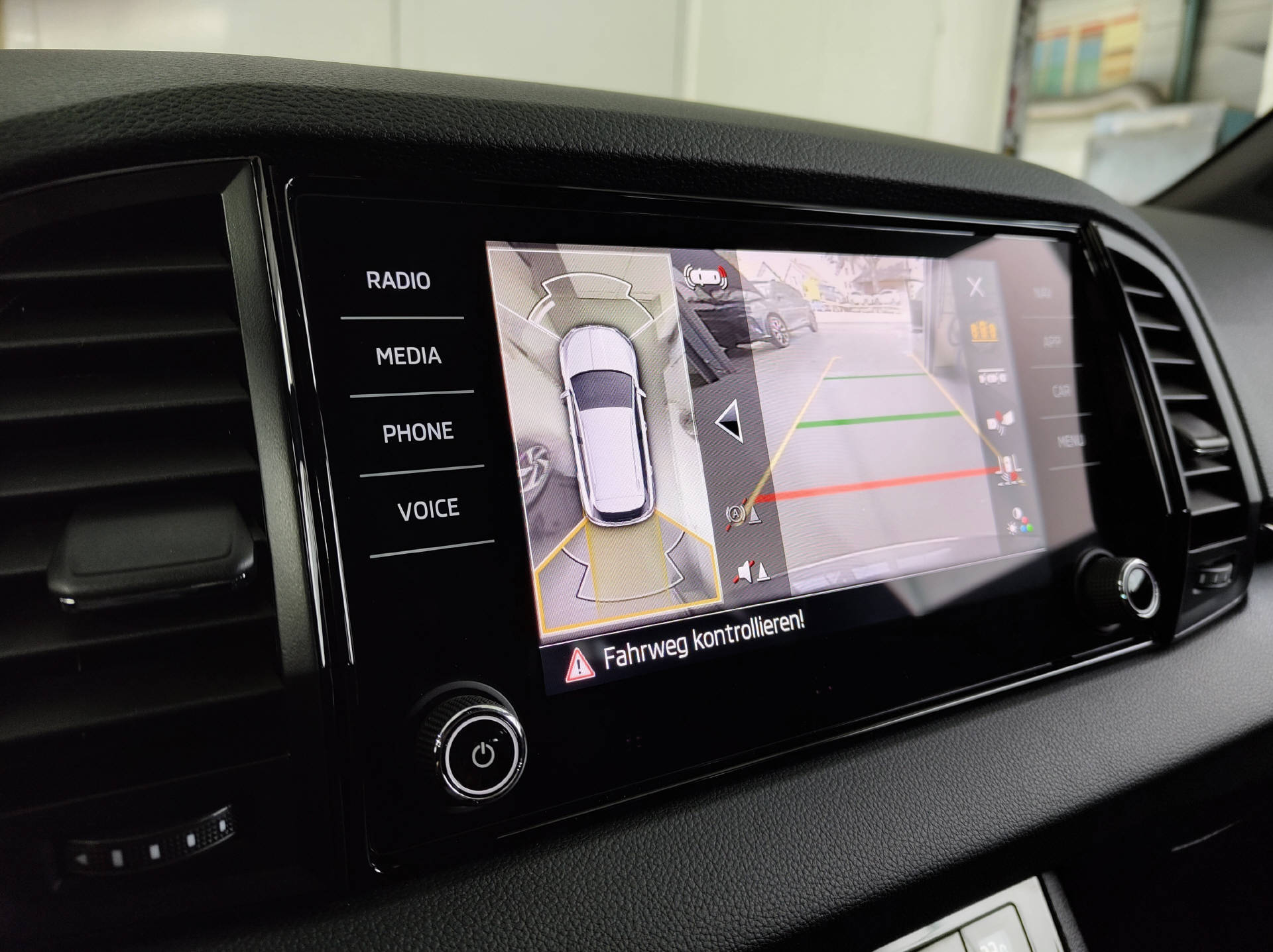 SKODA Karoq 1.5 TSI SportLine DSG-image-8