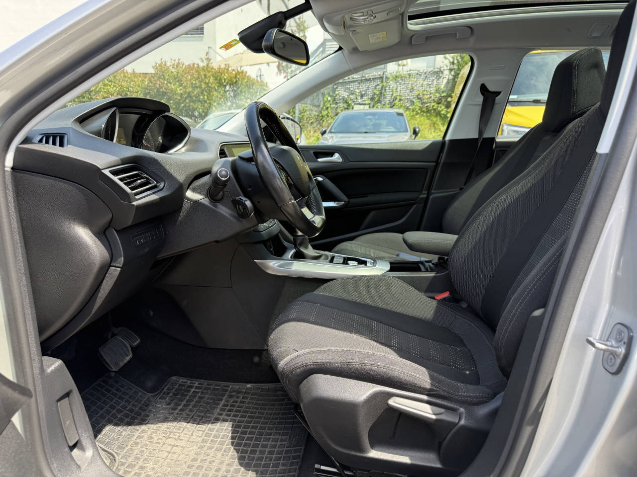 PEUGEOT 308 SW 1.2 PureTech 130 Allure S/S-image-4