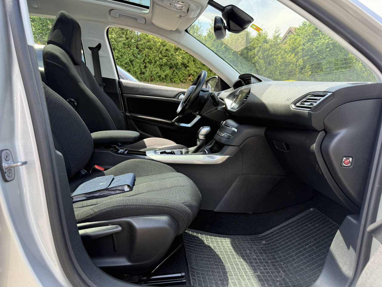 PEUGEOT 308 SW 1.2 PureTech 130 Allure S/S-image-11