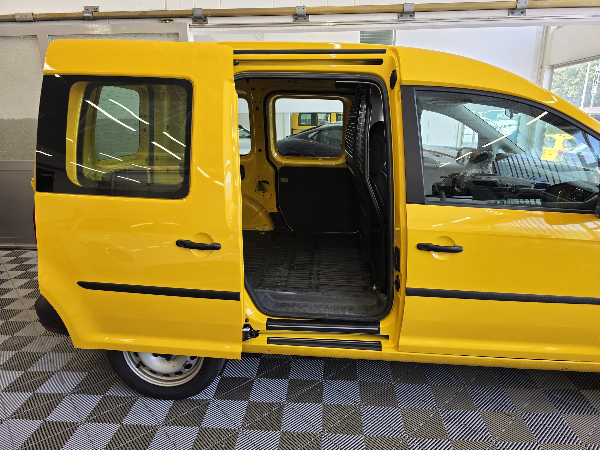 VW Caddy 2.0TDI 4Motion BlueMotion Technology DSG-image-6