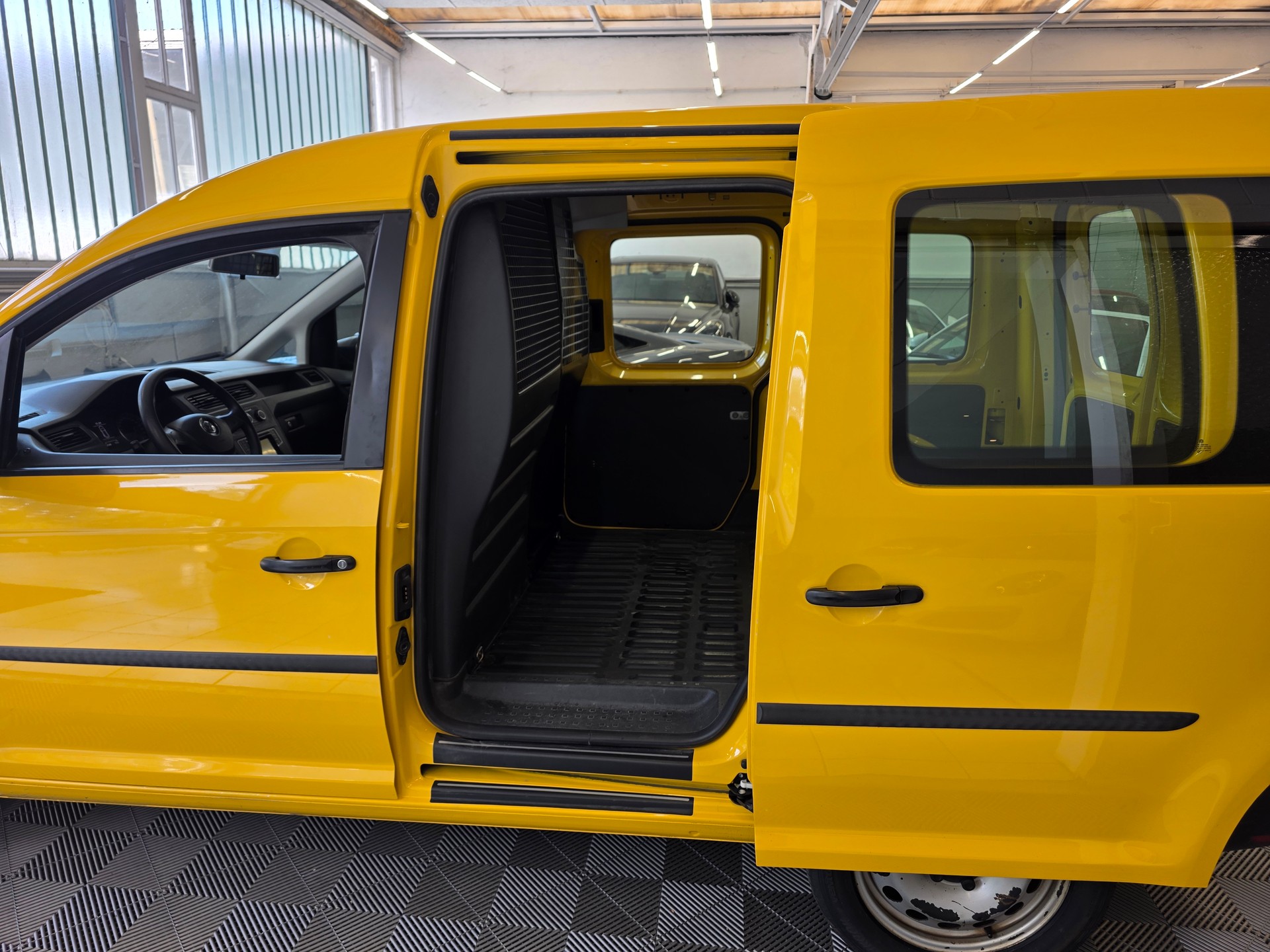 VW Caddy 2.0TDI 4Motion BlueMotion Technology DSG-image-5