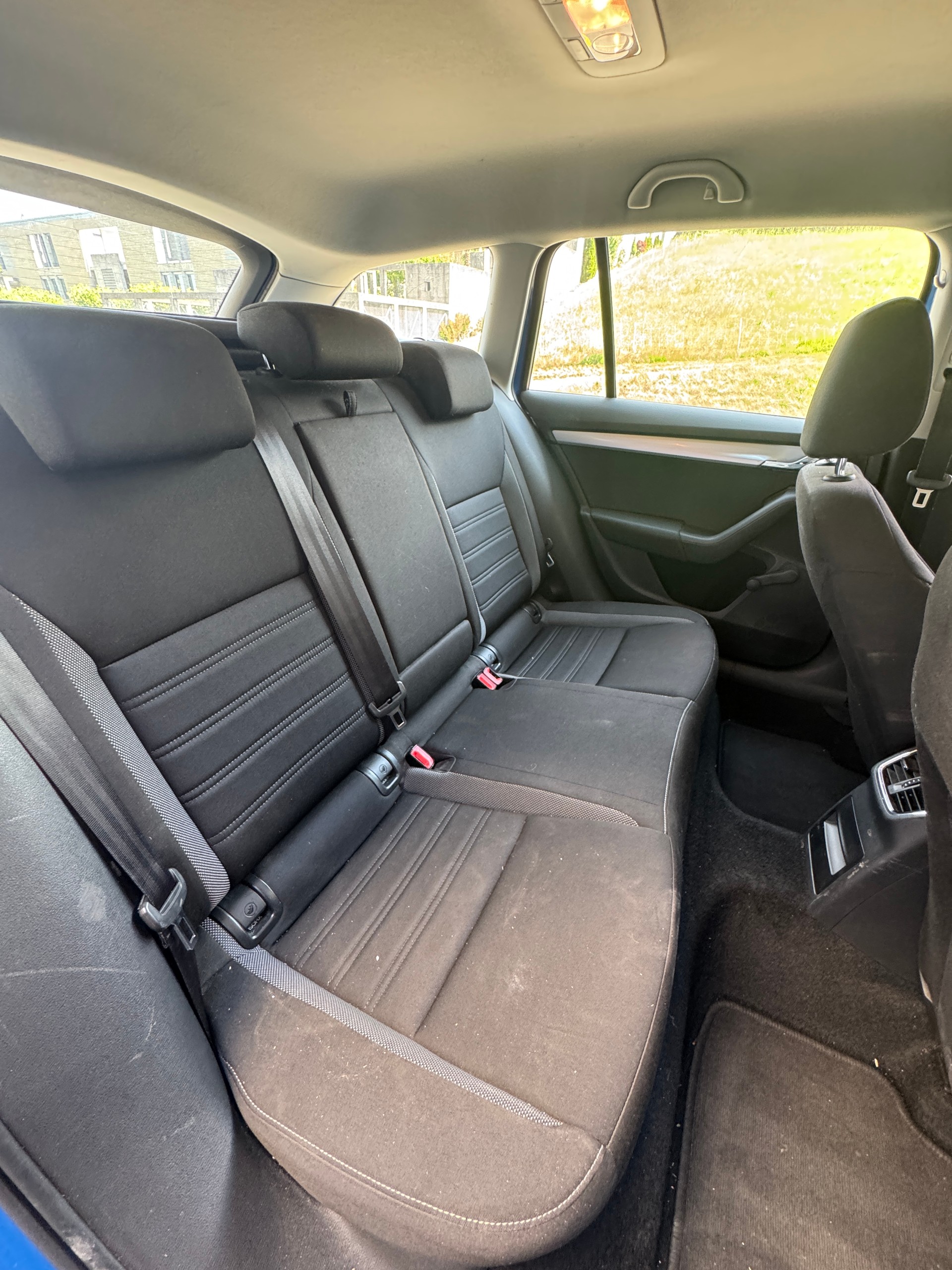 SKODA Octavia Combi 1.6 TDI Swiss Line 25-image-6