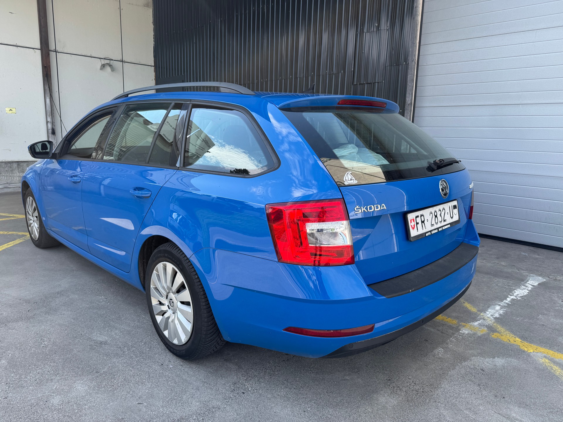 SKODA Octavia Combi 1.6 TDI Swiss Line 25-image-2