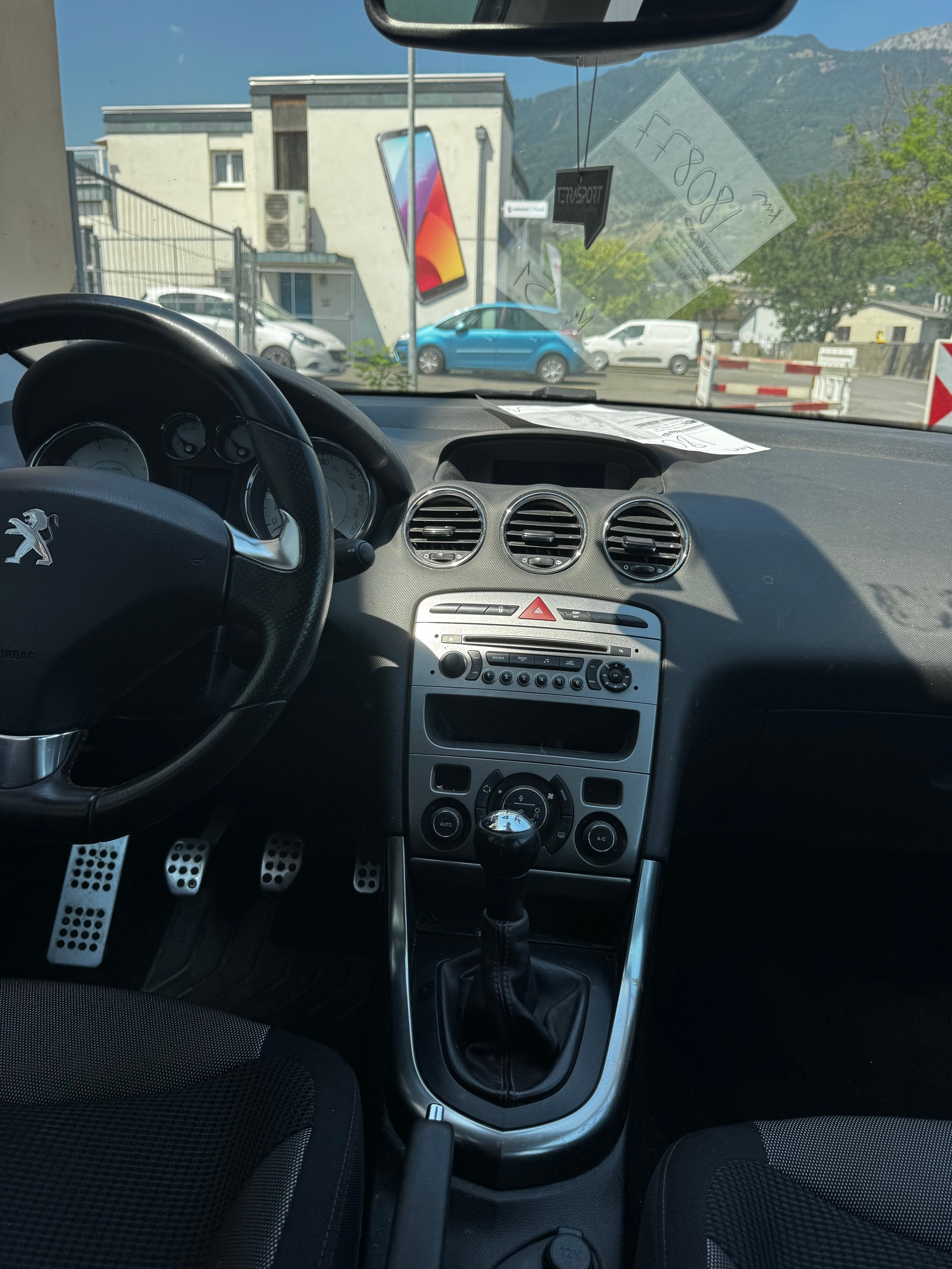 PEUGEOT 308 1.6 16V Turbo Swiss Edition-image-13
