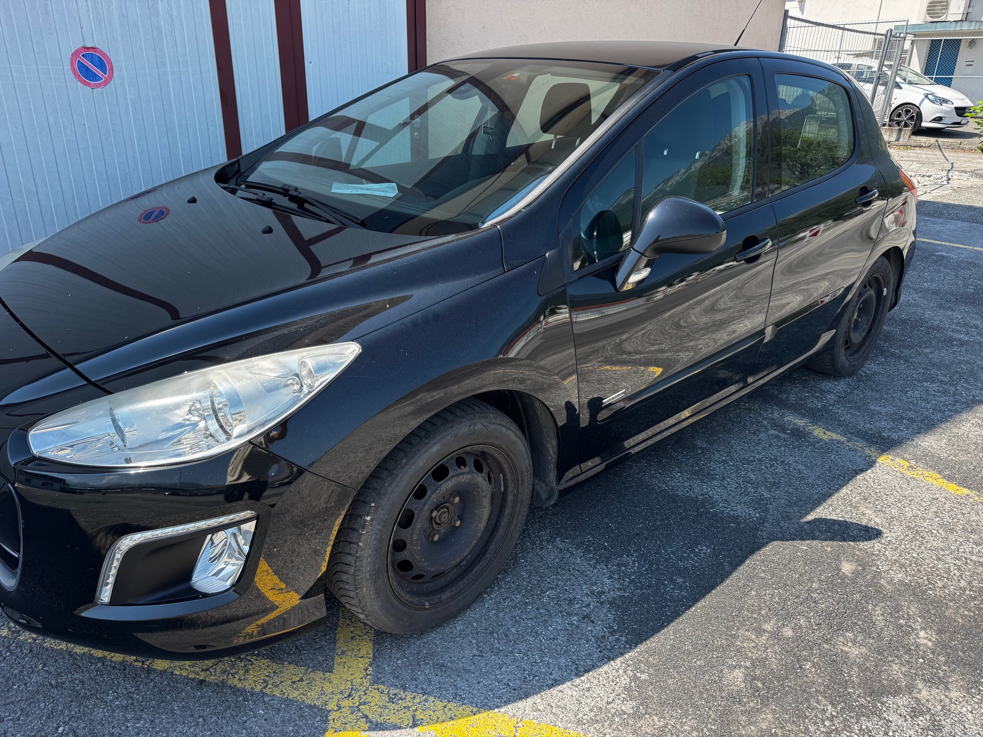 PEUGEOT 308 1.6 16V Turbo Swiss Edition-image-2