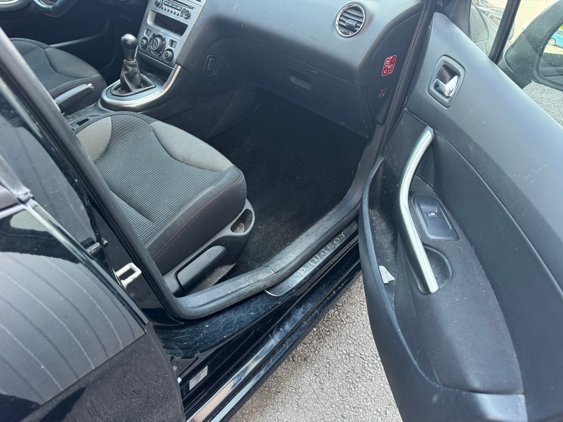 PEUGEOT 308 1.6 16V Turbo Swiss Edition-image-9