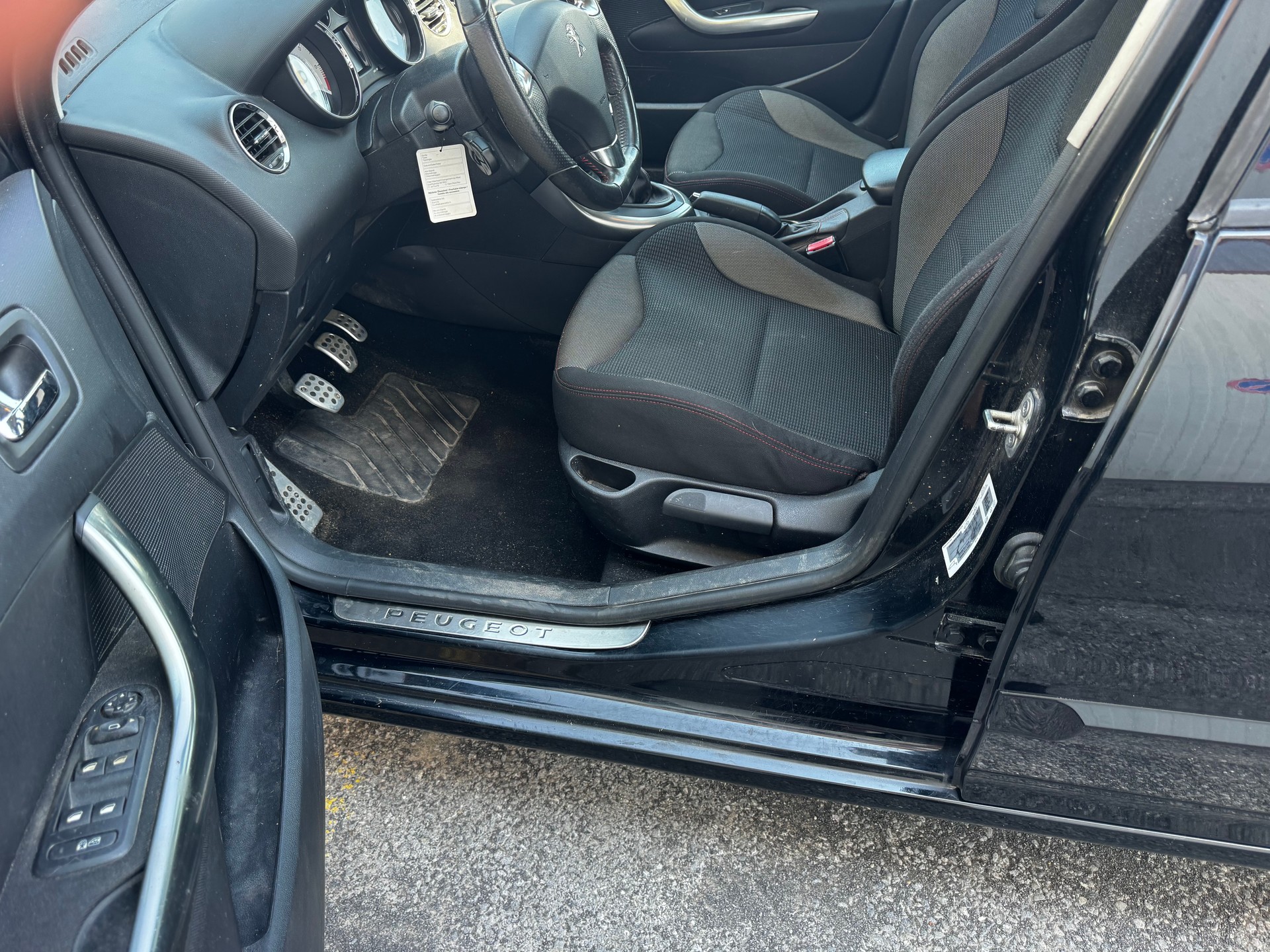 PEUGEOT 308 1.6 16V Turbo Swiss Edition-image-7
