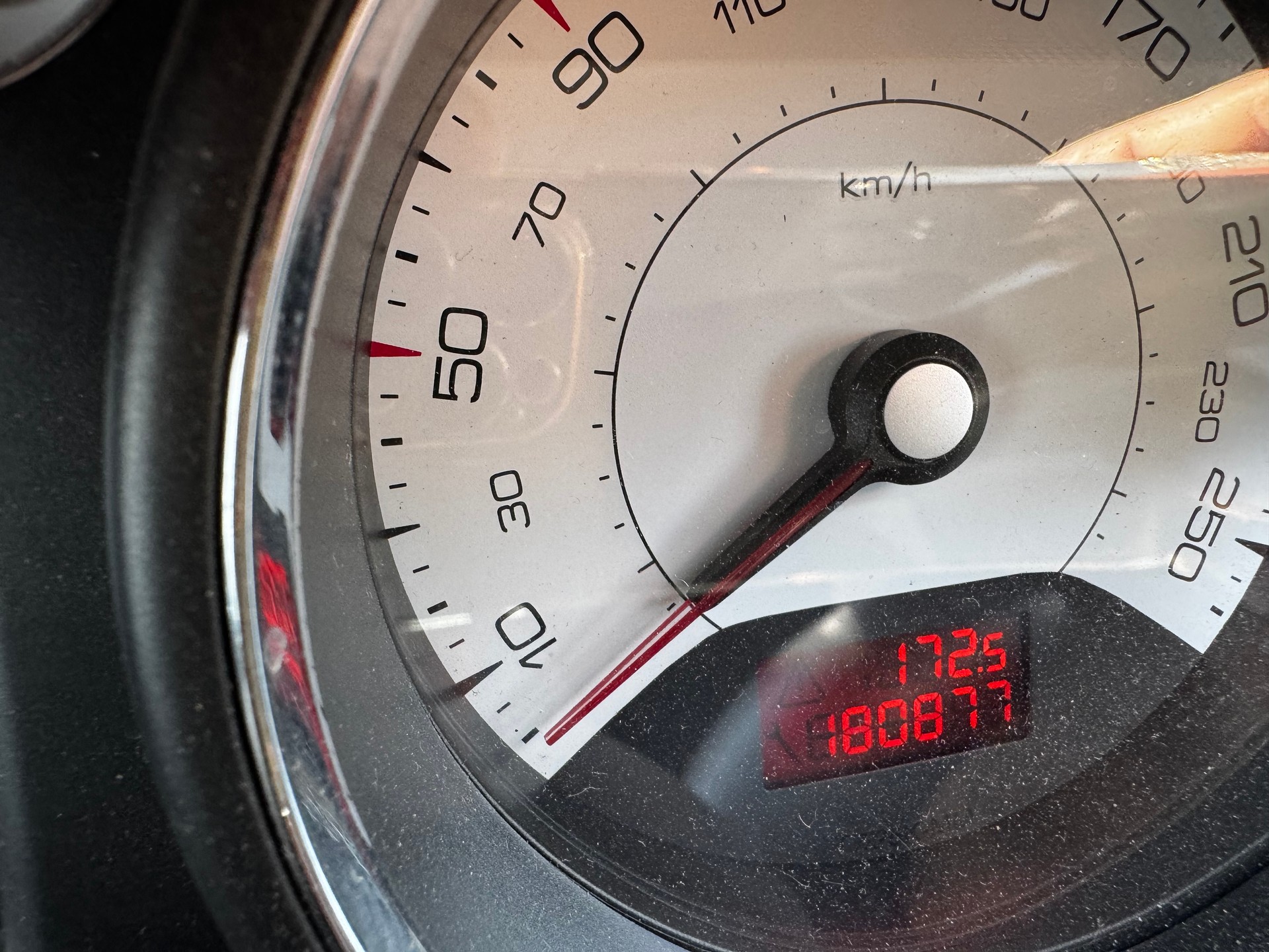 PEUGEOT 308 1.6 16V Turbo Swiss Edition-image-14
