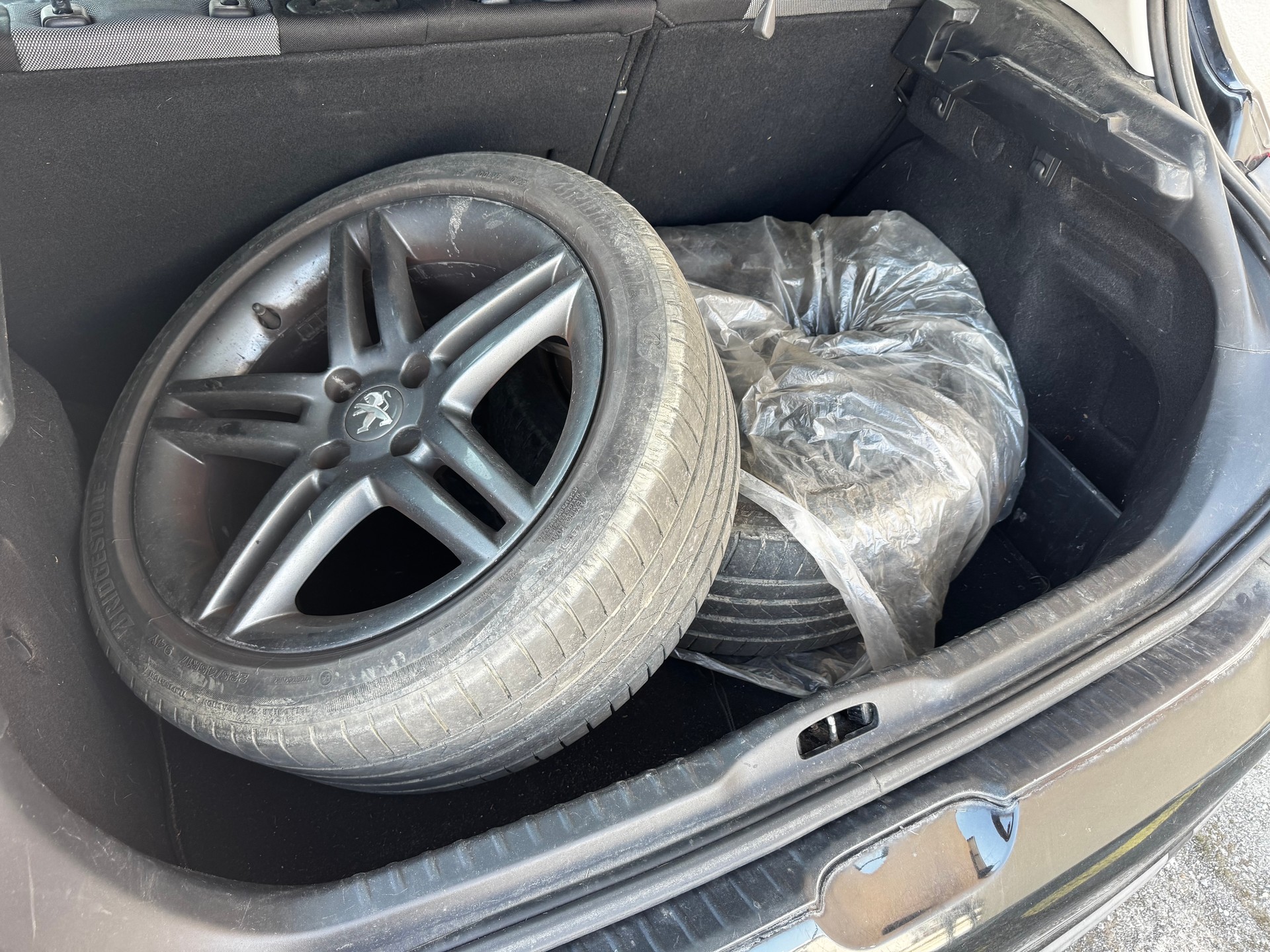 PEUGEOT 308 1.6 16V Turbo Swiss Edition-image-11