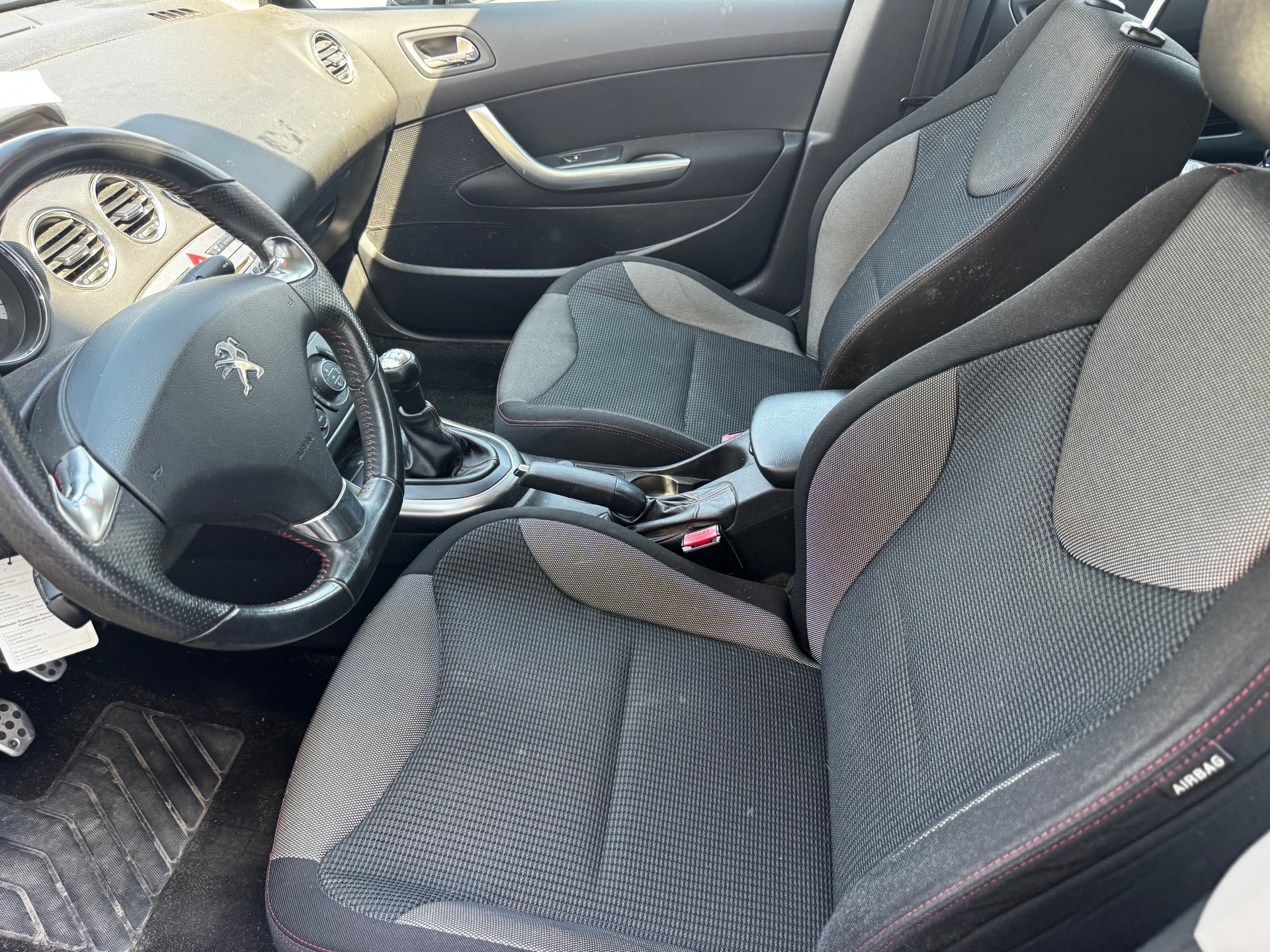 PEUGEOT 308 1.6 16V Turbo Swiss Edition-image-12