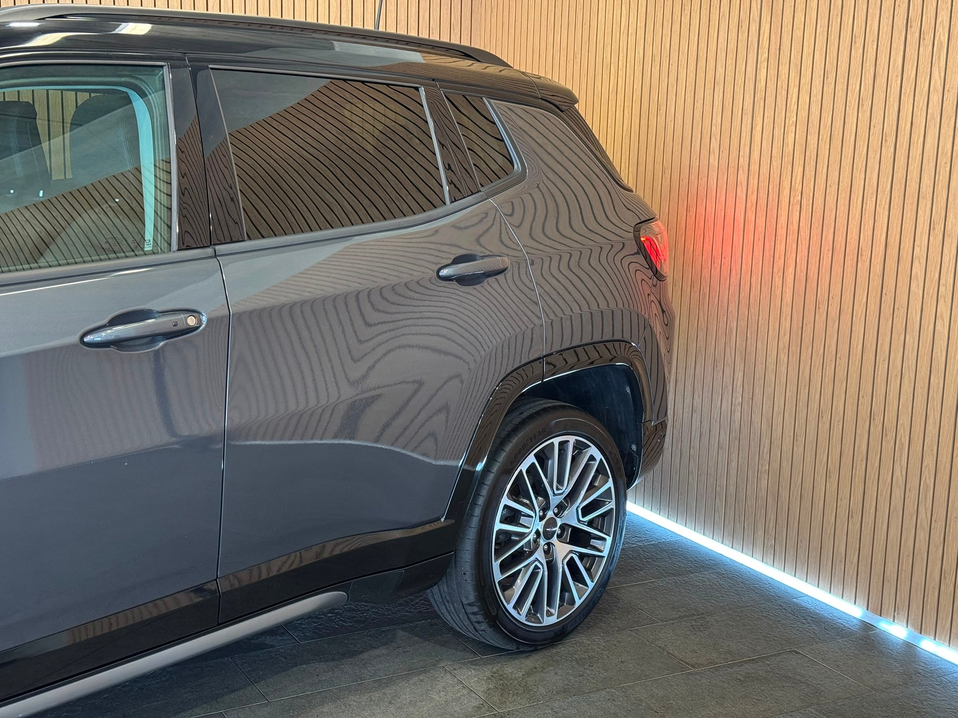 JEEP Compass 4x2 1.5 T MHEV Swiss Limited-showroom-element-3