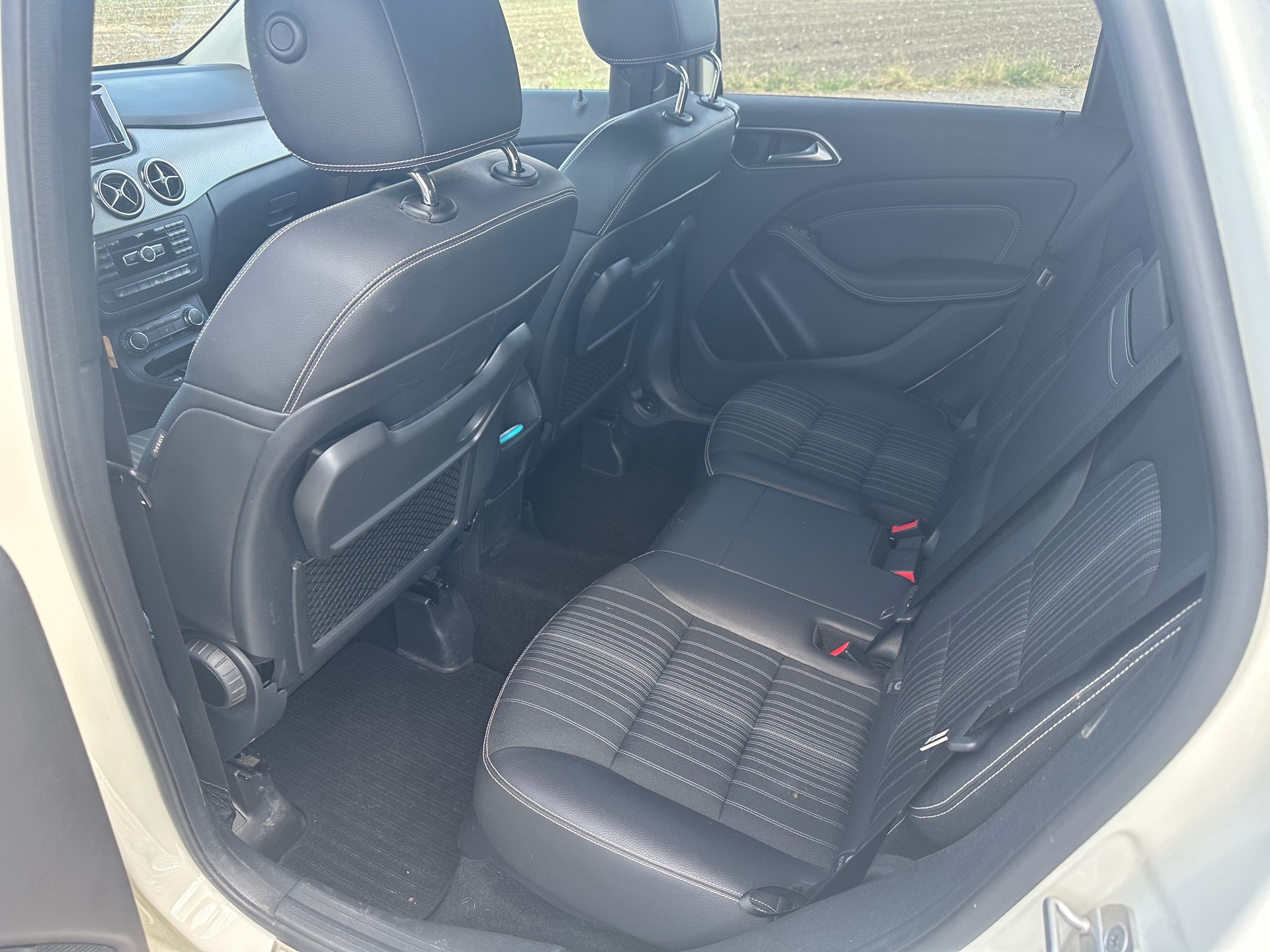 MERCEDES-BENZ B 180 7G-DCT-image-11