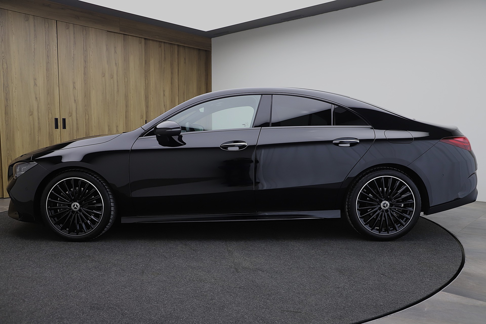 MERCEDES-BENZ CLA 200 7G-DCT AMG Line Night Edition und Advance Plus-image-2