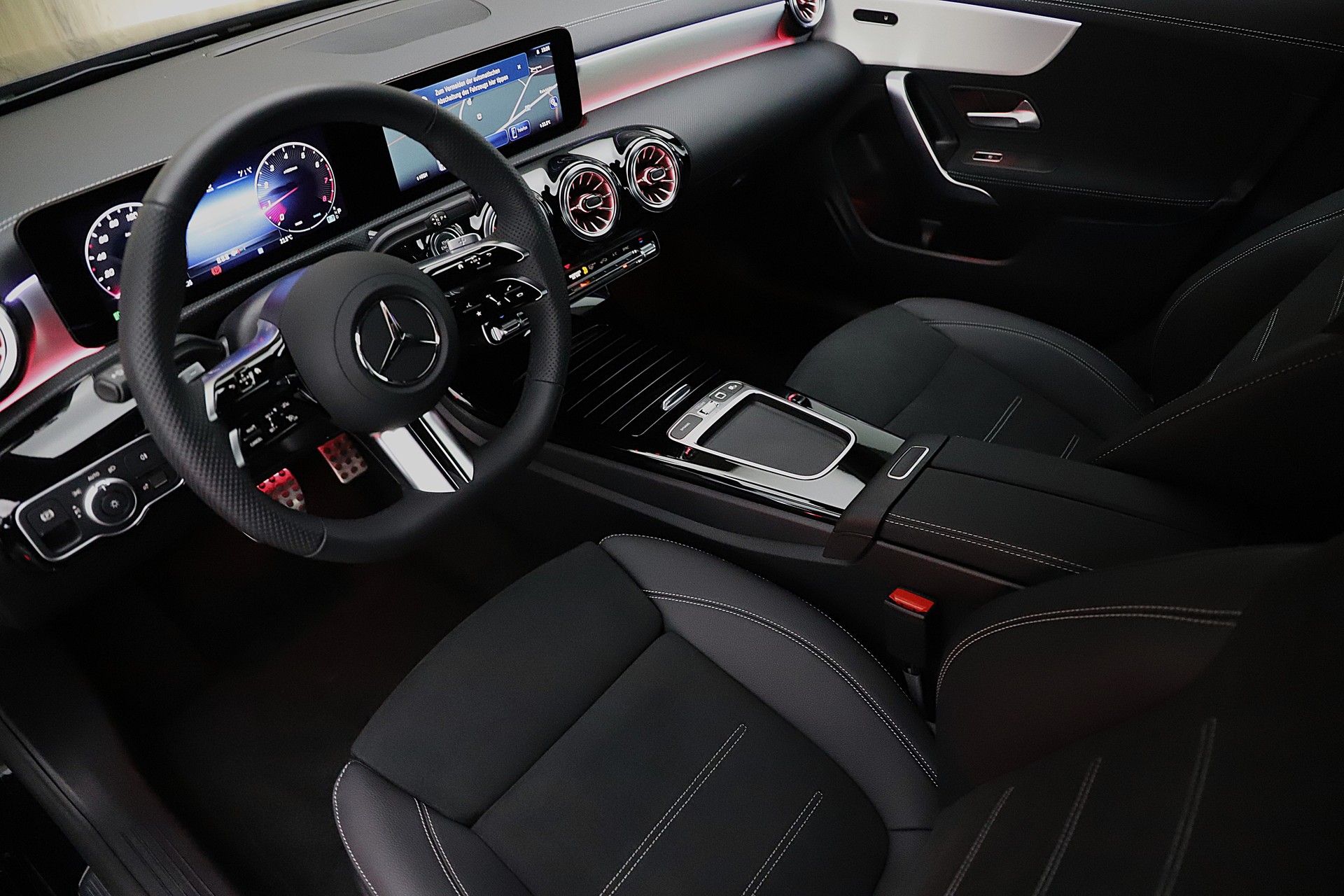 MERCEDES-BENZ CLA 200 7G-DCT AMG Line Night Edition und Advance Plus-image-4