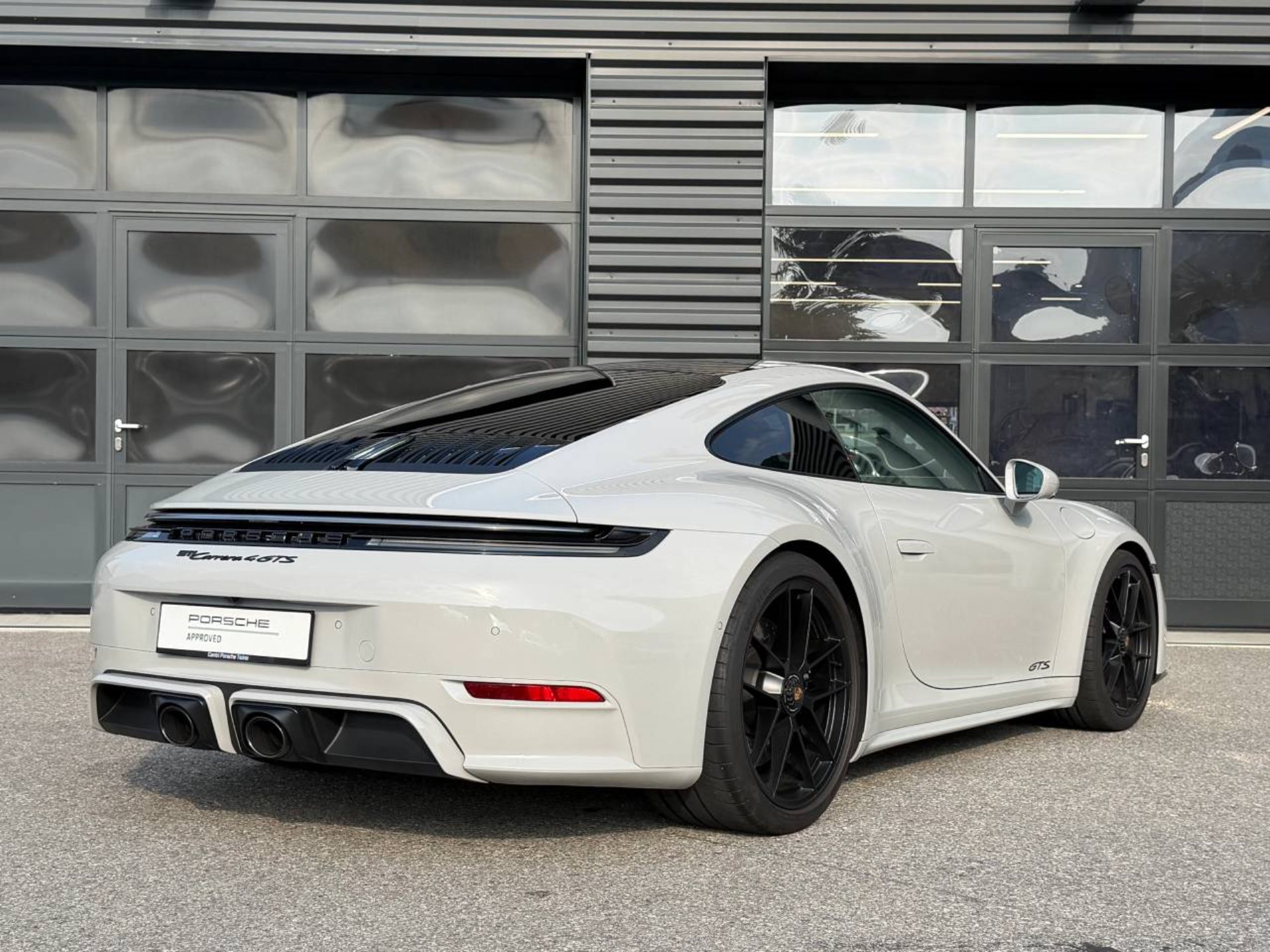 PORSCHE 911 Carrera 4 GTS-image-6