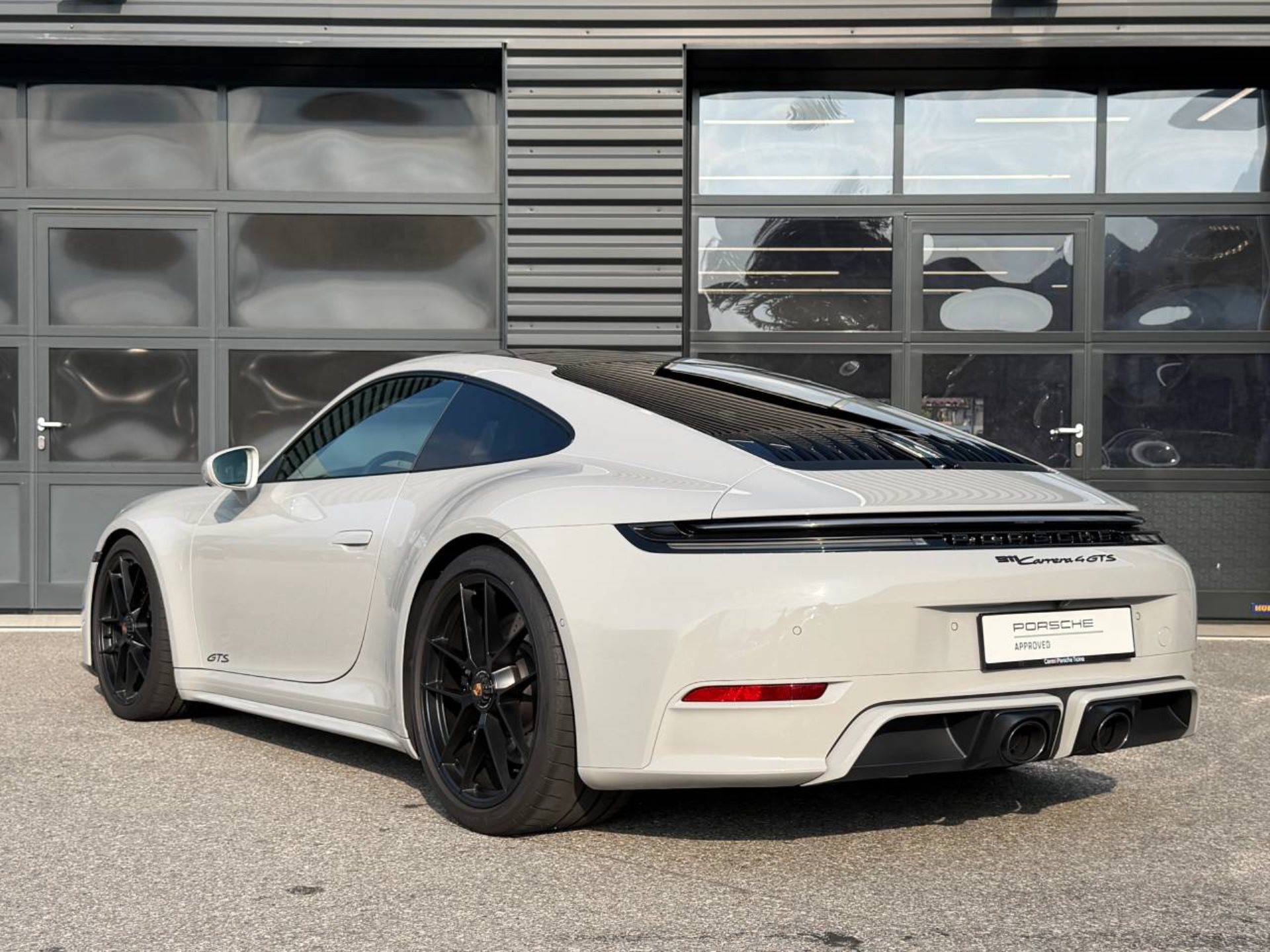 PORSCHE 911 Carrera 4 GTS-image-2