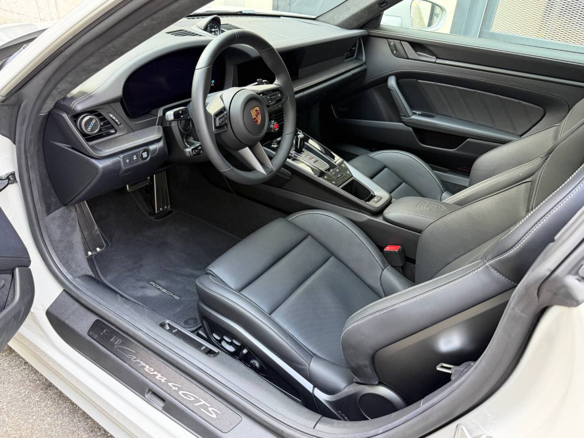 PORSCHE 911 Carrera 4 GTS-image-3