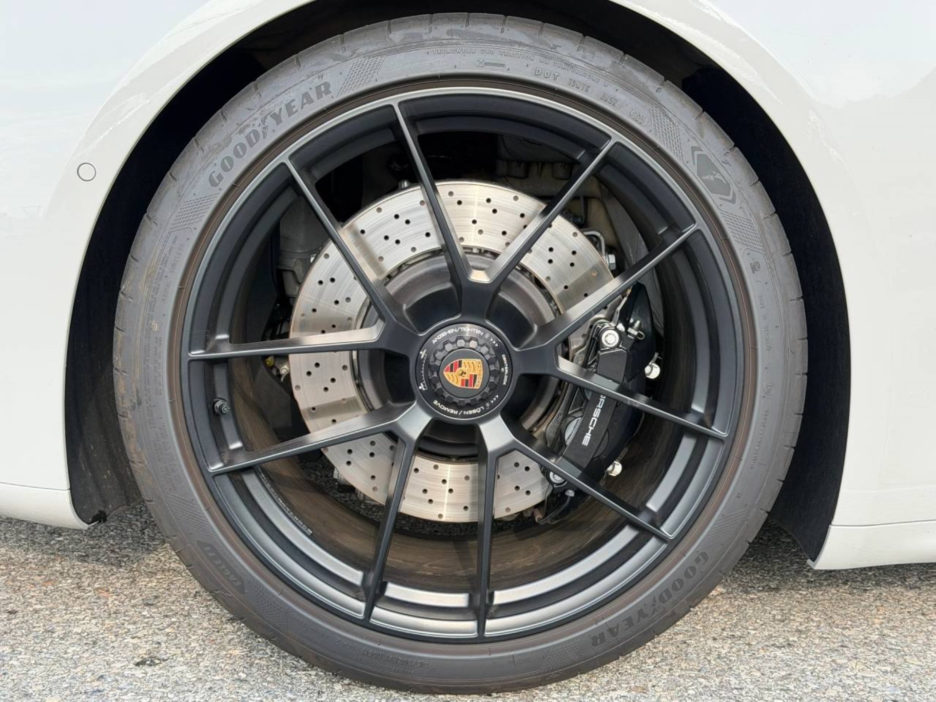 PORSCHE 911 Carrera 4 GTS-image-11