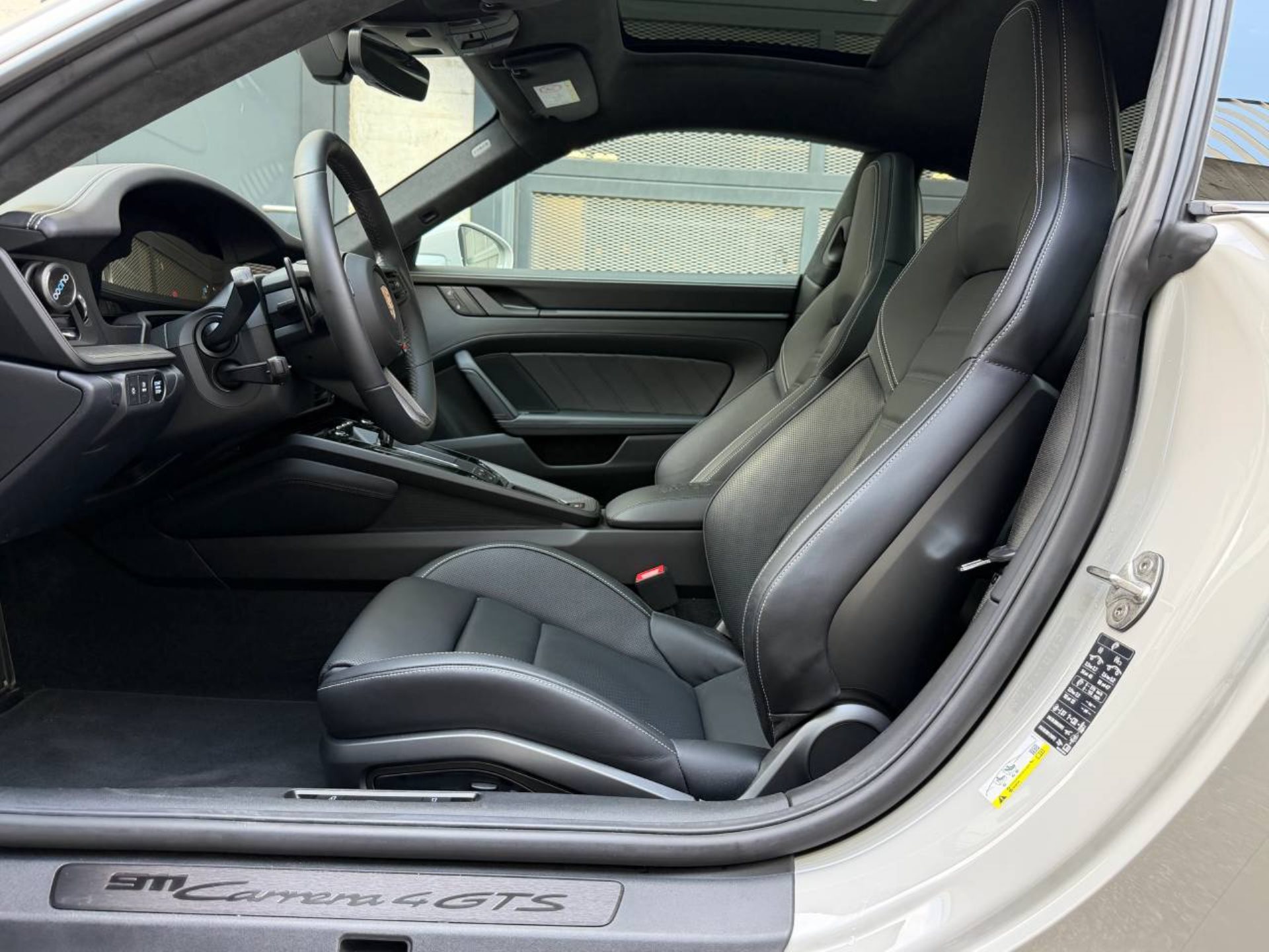 PORSCHE 911 Carrera 4 GTS-image-4