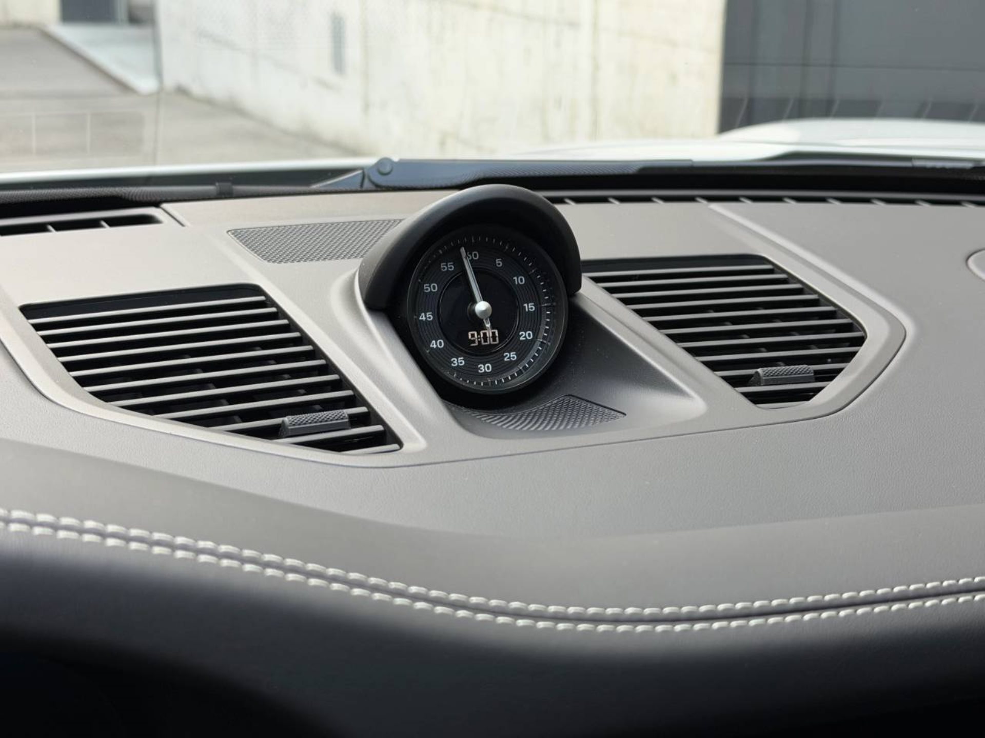 PORSCHE 911 Carrera 4 GTS-image-21