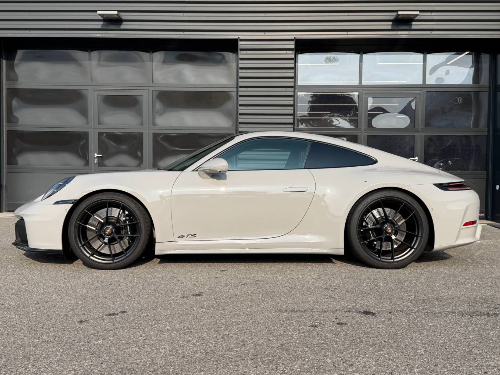 PORSCHE 911 Carrera 4 GTS-image-1