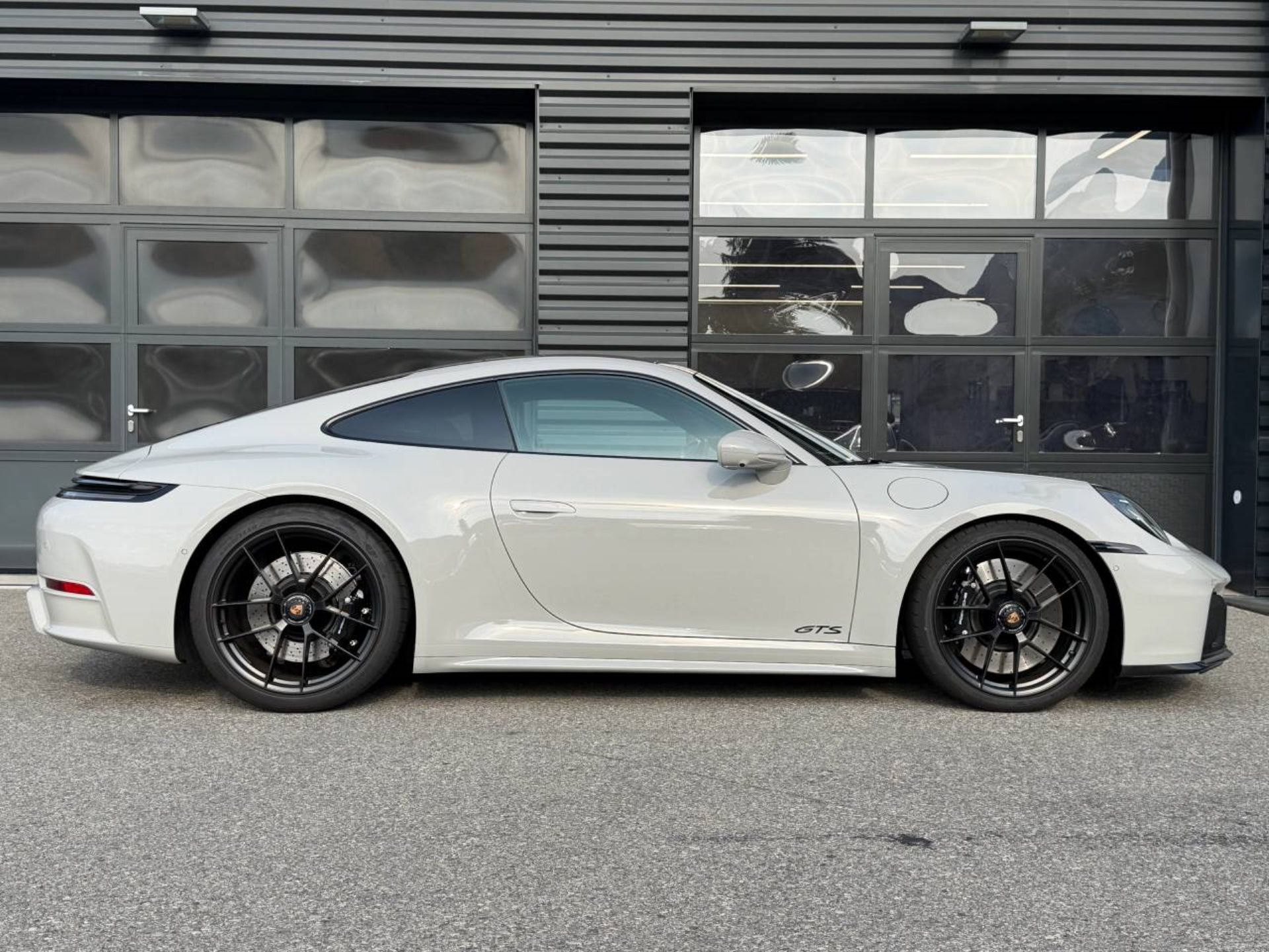 PORSCHE 911 Carrera 4 GTS-image-7