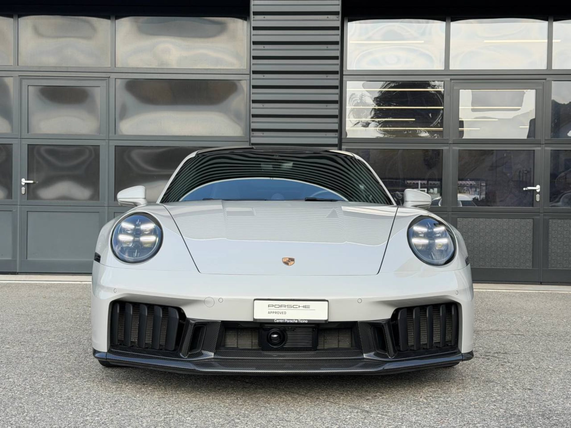 PORSCHE 911 Carrera 4 GTS-image-9