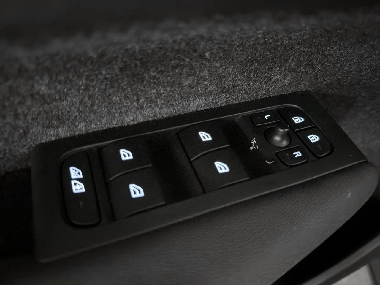VOLVO XC40 2.0 B4 MH Plus Dark-image-22