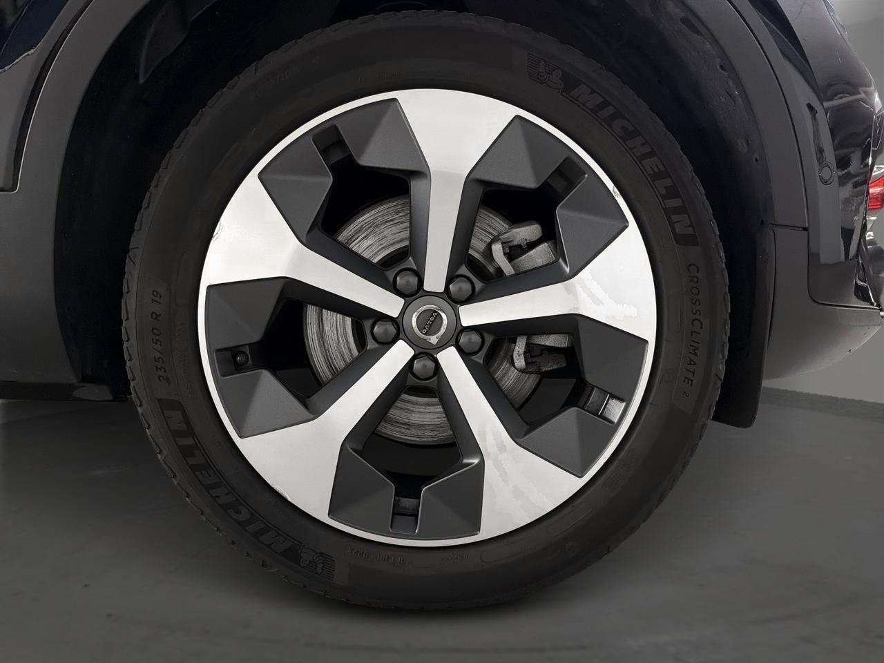 VOLVO XC40 2.0 B4 MH Plus Dark-image-24