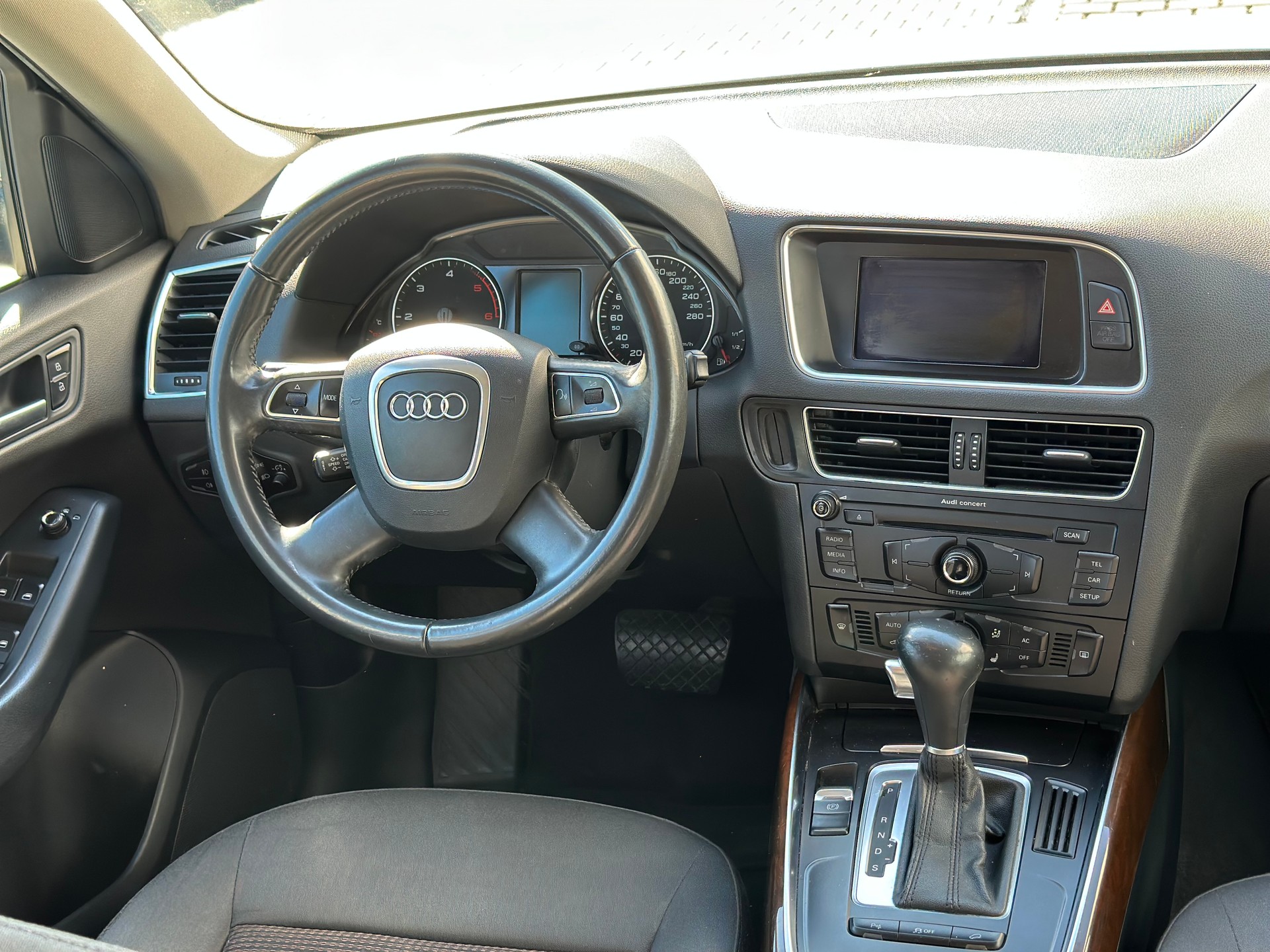 AUDI Q5 2.0 TDI quattro S-tronic-image-12